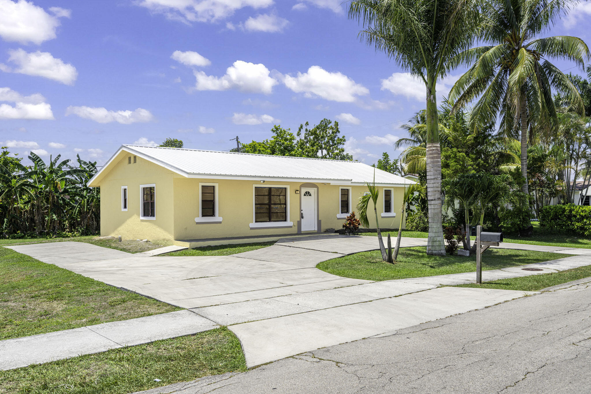 Property for Sale at 1332 Sw G, Belle Glade, Palm Beach County, Florida - Bedrooms: 4 
Bathrooms: 2  - $325,000