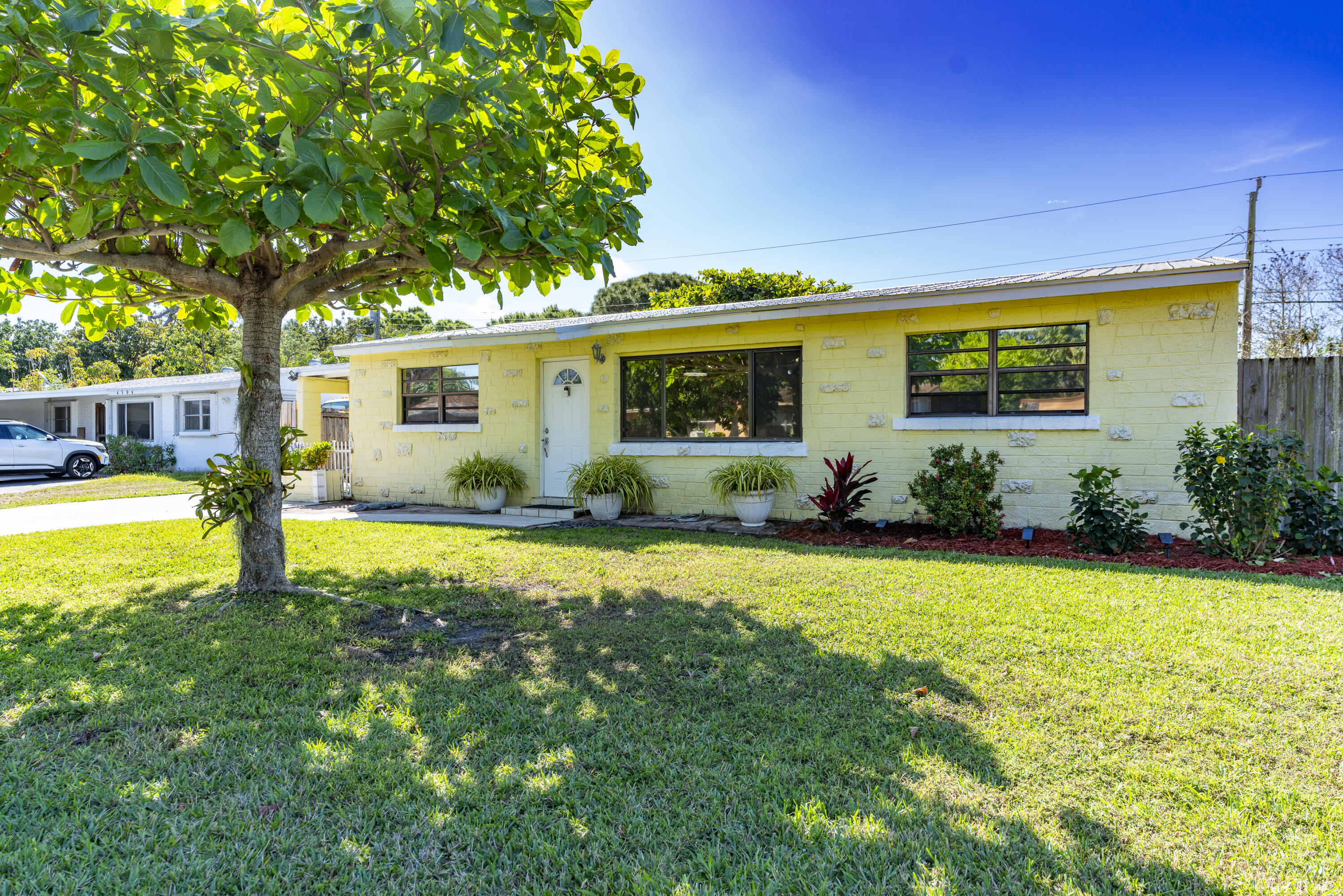 Property for Sale at 4318 S Mary Circle, Palm Beach Gardens, Palm Beach County, Florida - Bedrooms: 2 
Bathrooms: 2  - $400,000