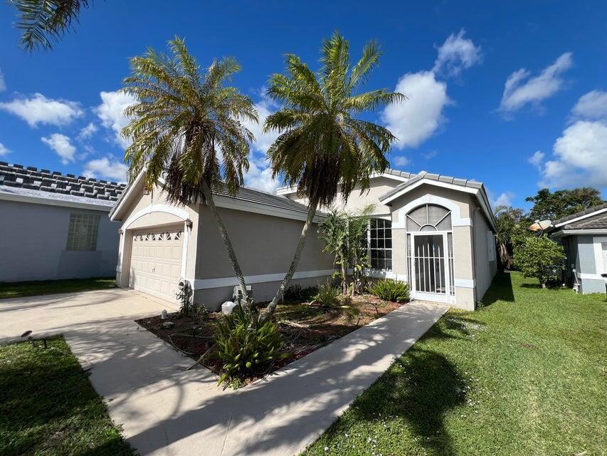 922 Lake Wellington Drive, Wellington, Palm Beach County, Florida - 4 Bedrooms  
2 Bathrooms - 