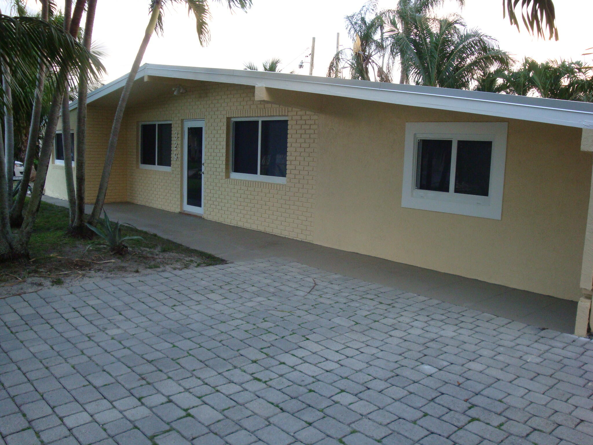 329 Glen Arbor Terrace, Boynton Beach, Palm Beach County, Florida - 3 Bedrooms  
1.5 Bathrooms - 