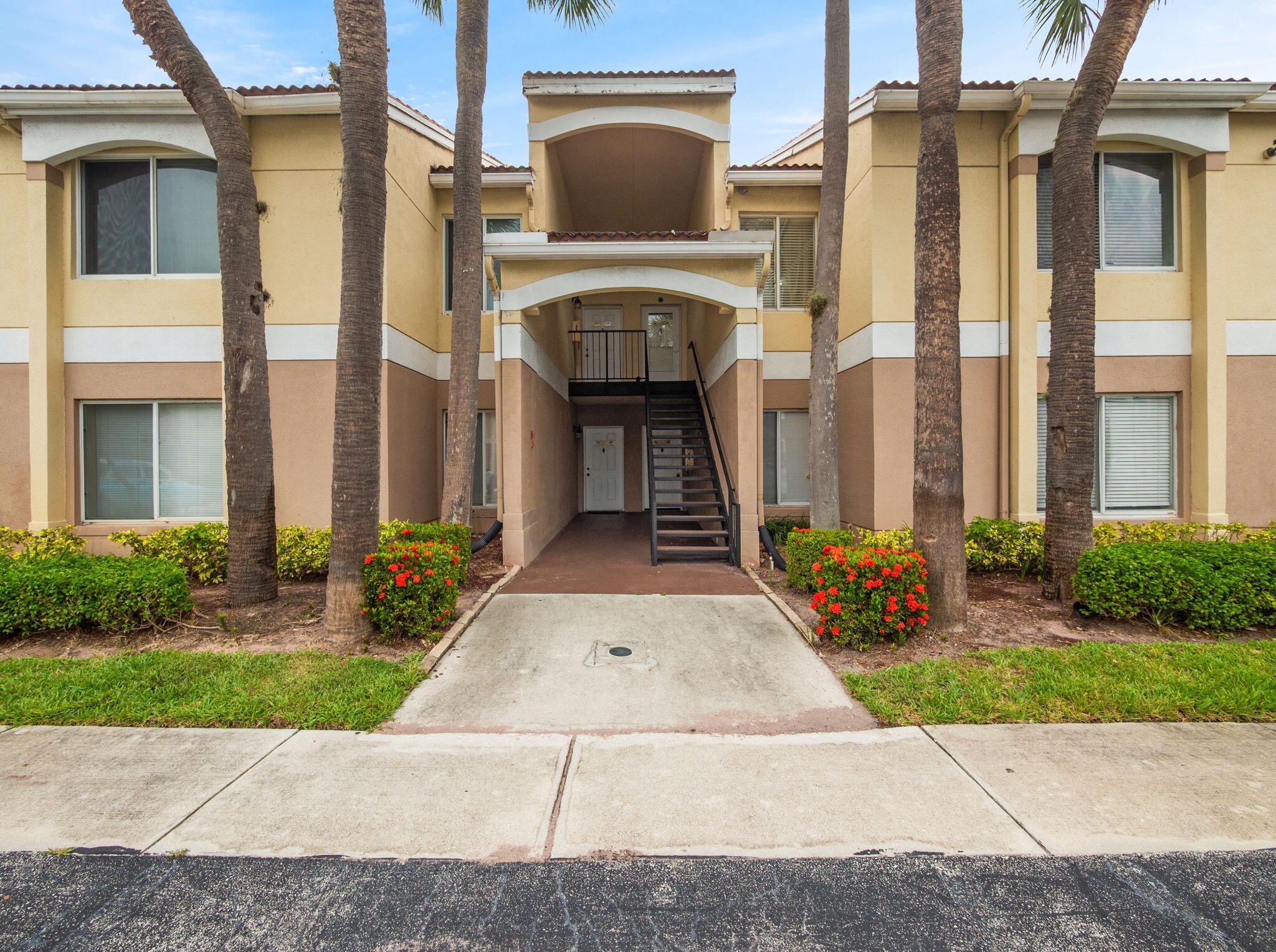 Property for Sale at 815 W Boynton Beach Boulevard 15-203, Boynton Beach, Palm Beach County, Florida - Bedrooms: 2 
Bathrooms: 2  - $204,000