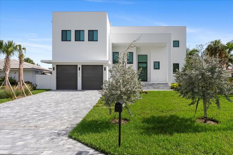 Photo of 2751 NE 22nd Court, Pompano Beach, FL 33062 (MLS # RX-11127386)