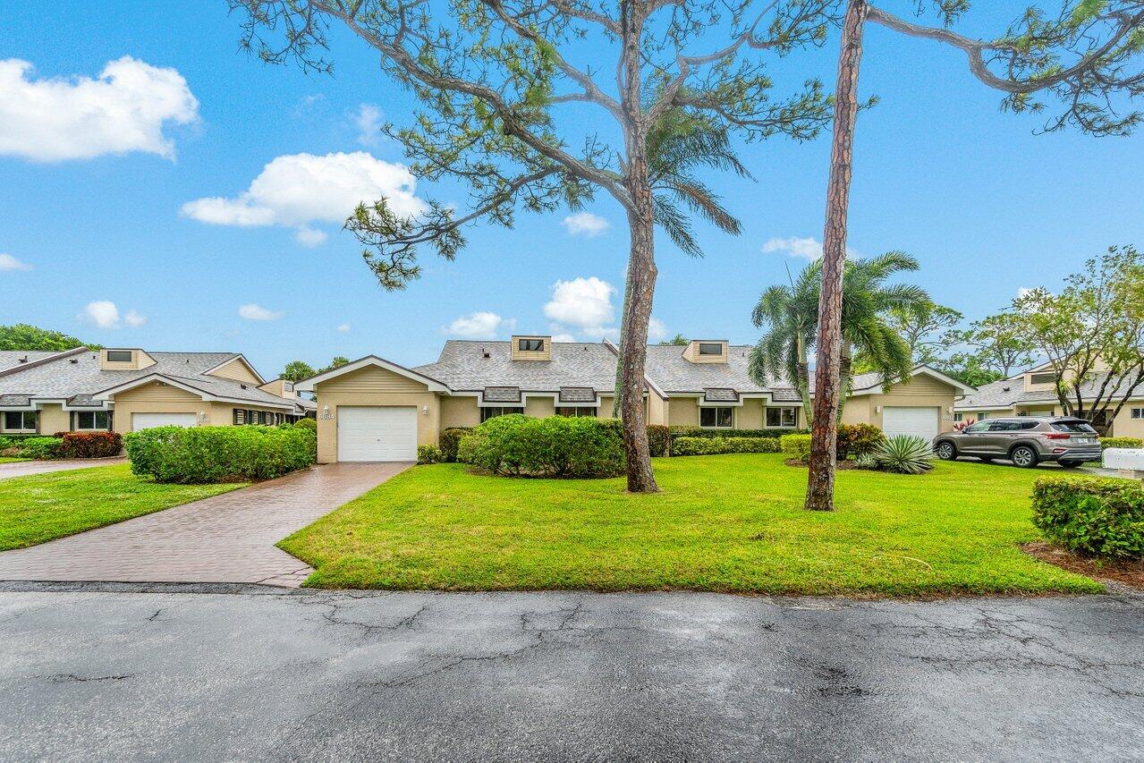 6884 Fountains Circle, Lake Worth, Palm Beach County, Florida - 3 Bedrooms  
2.5 Bathrooms - 