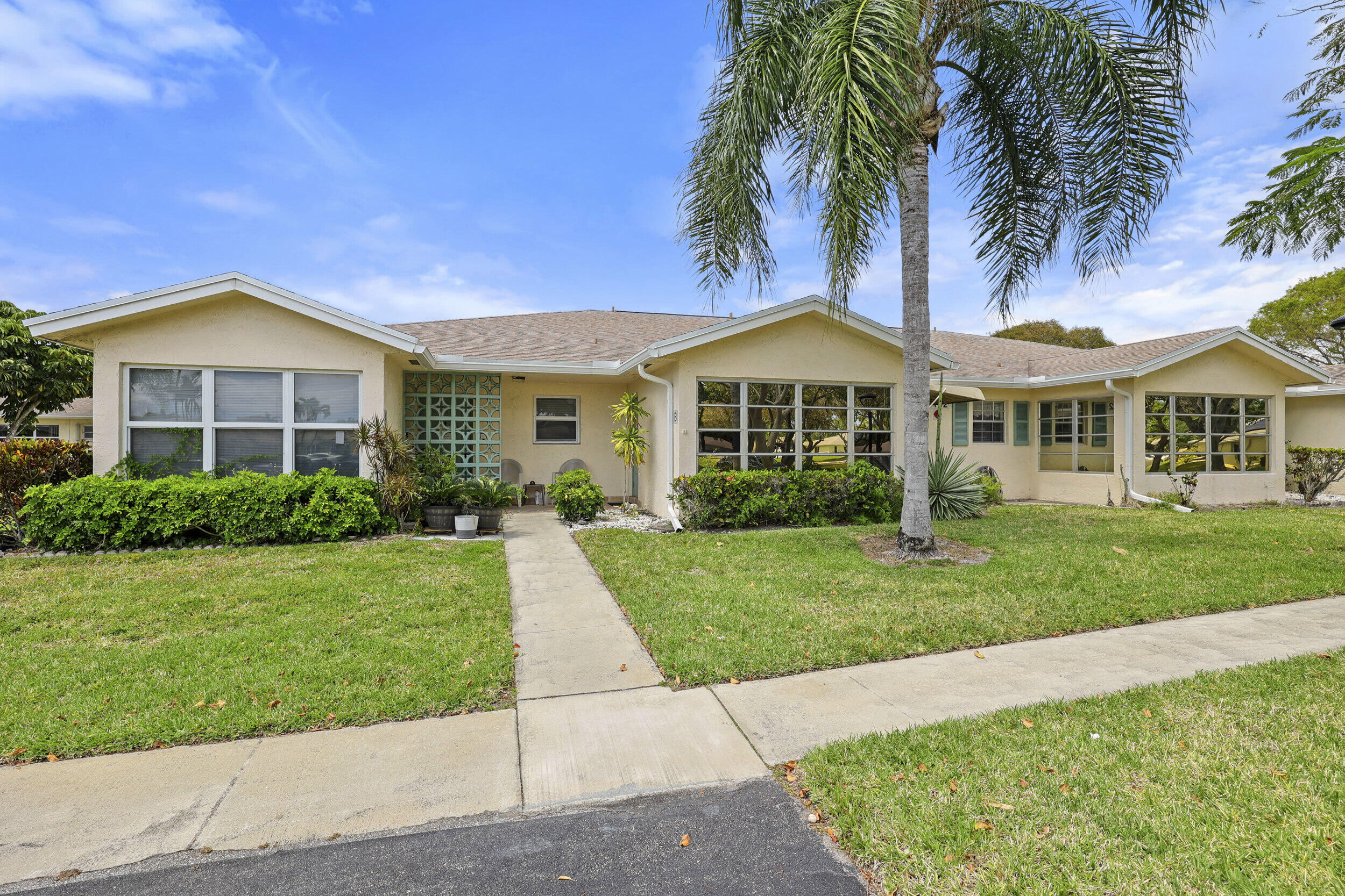 Property for Sale at 5162 Lakefront Boulevard B, Delray Beach, Palm Beach County, Florida - Bedrooms: 1 
Bathrooms: 2  - $175,000