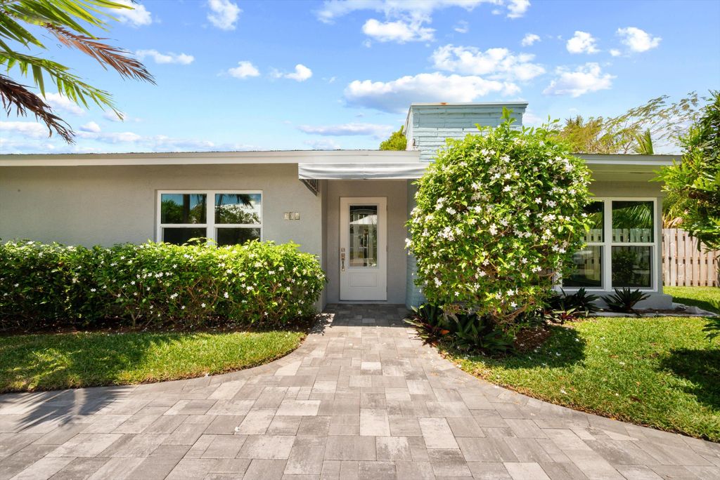 Photo of 206 SE Balboa Avenue, Stuart, FL 34994 (MLS # RX-11086113)