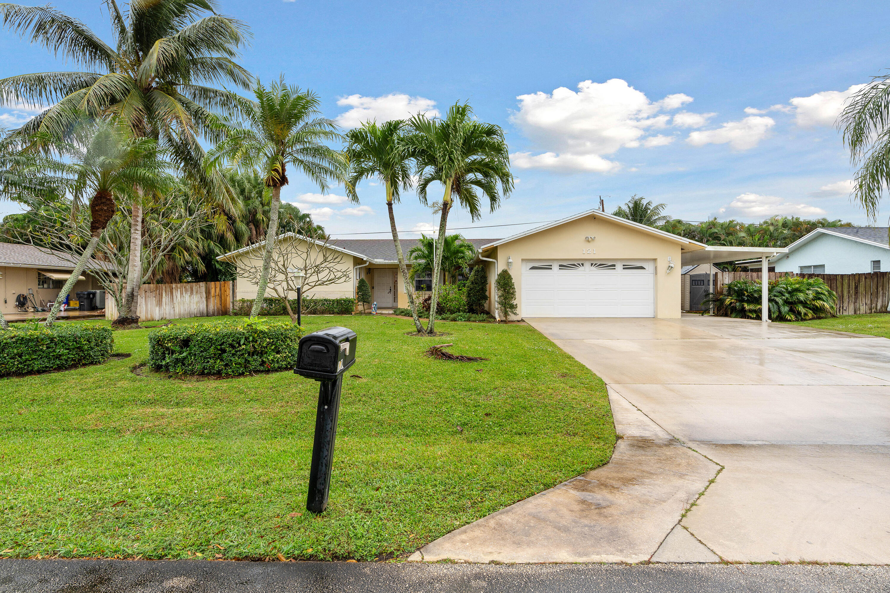 Photo 1 of 121 W Plumosa Lane, Lake Worth, Florida, $3,700, Web #: 10943461