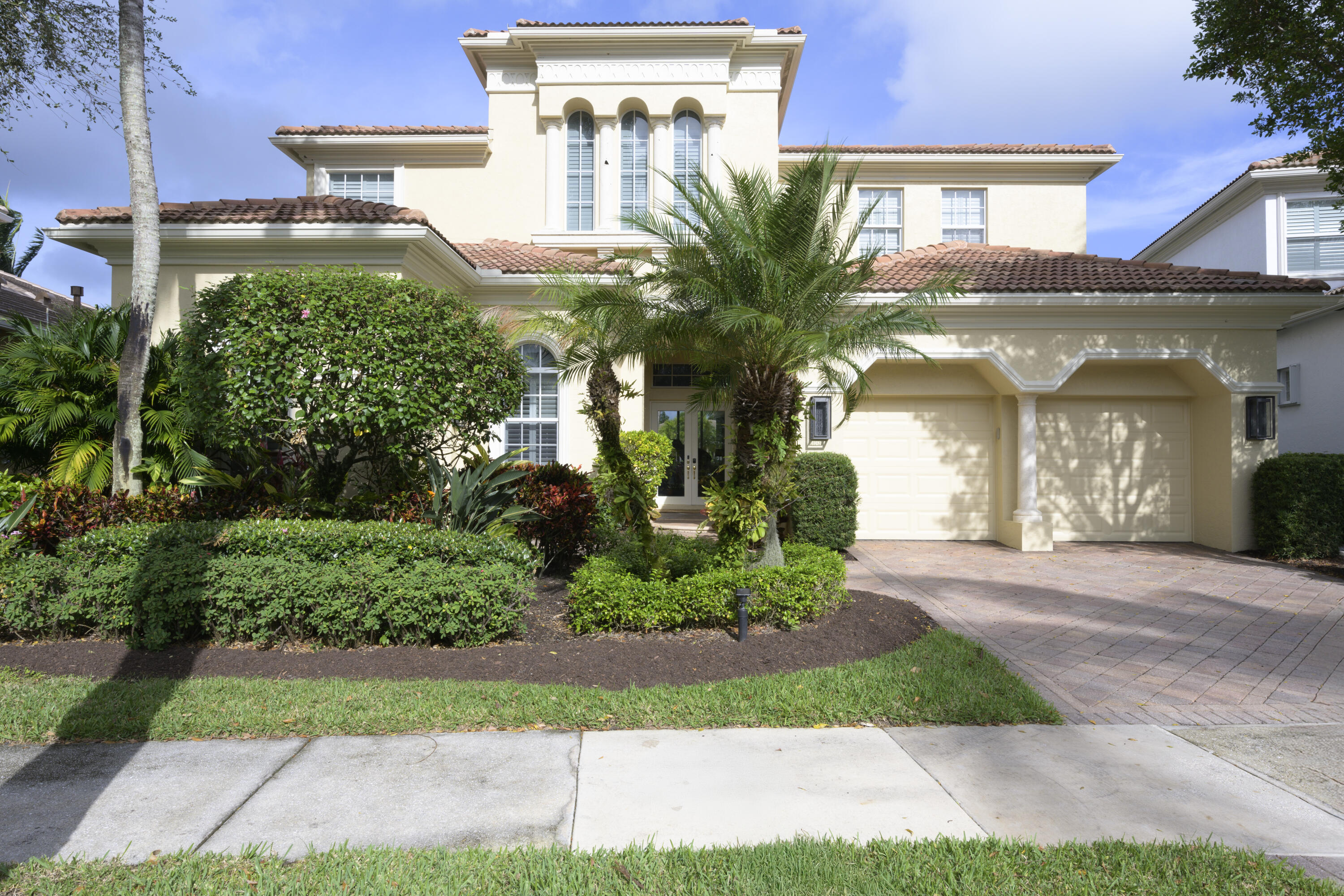 122 Monte Carlo Drive, Palm Beach Gardens, Palm Beach County, Florida - 4 Bedrooms  
4.5 Bathrooms - 