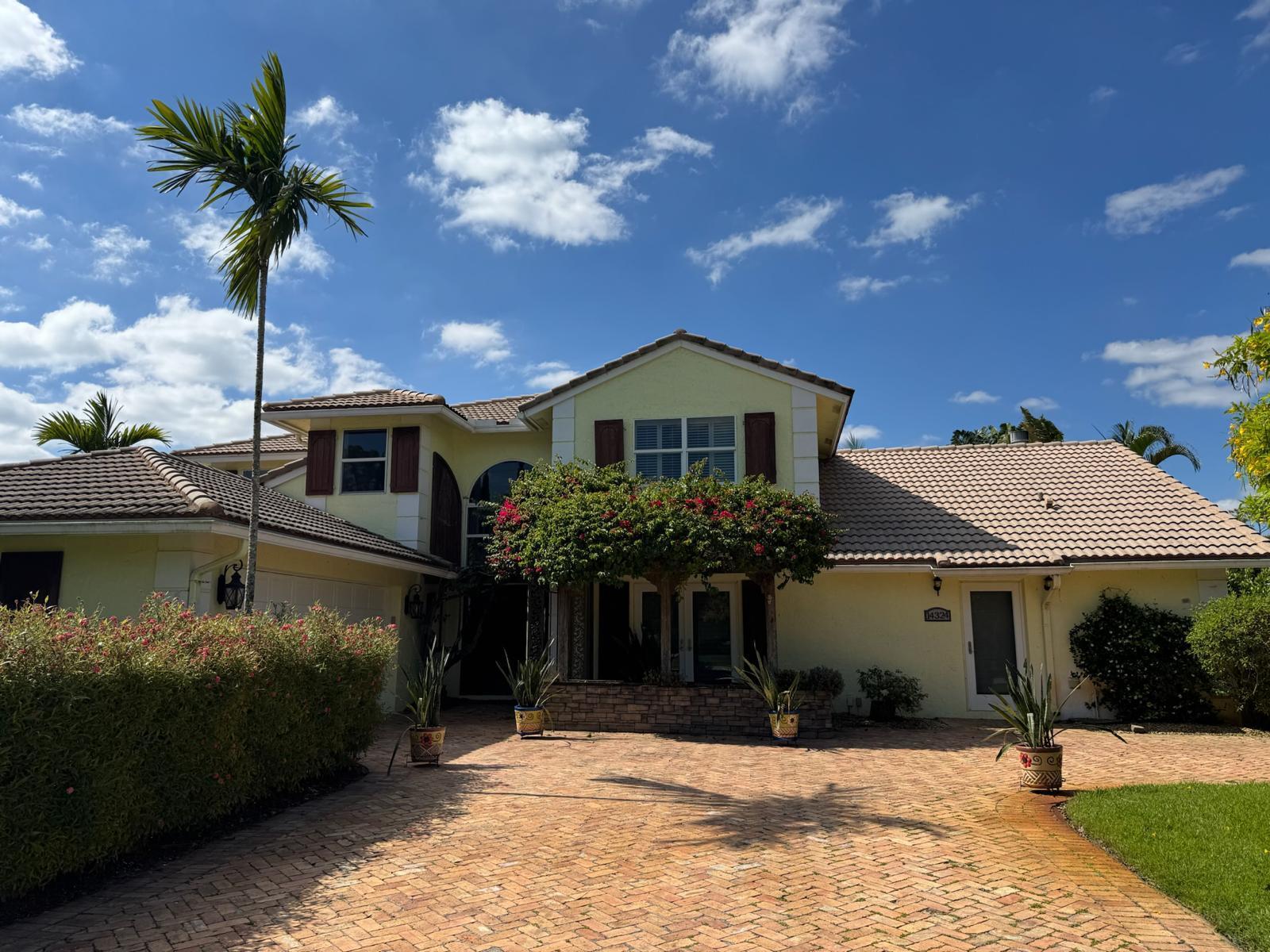 Property for Sale at 14324 Paddock Drive, Wellington, Palm Beach County, Florida - Bedrooms: 4 
Bathrooms: 3  - $1,150,000