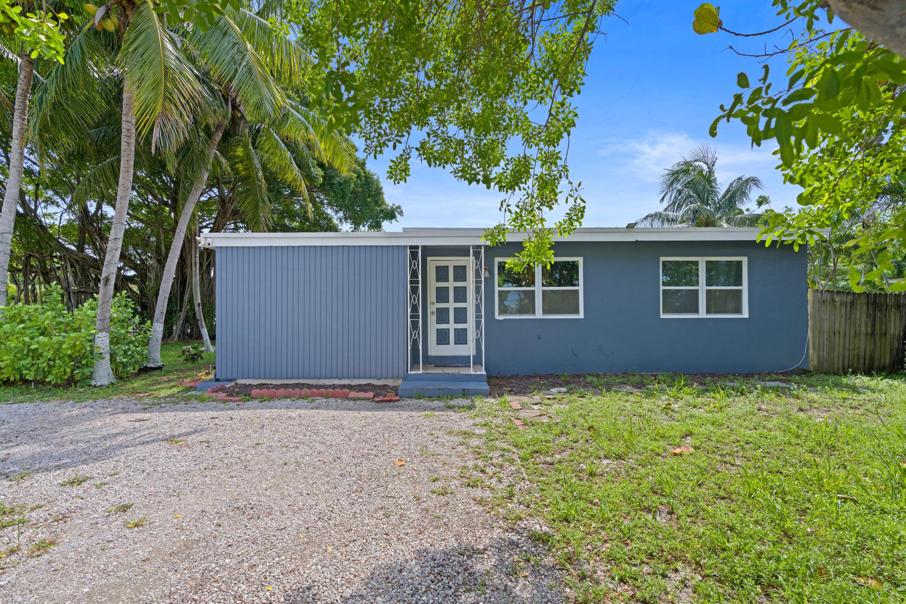 3990 N Seacrest Boulevard, Lantana, Palm Beach County, Florida - 3 Bedrooms  
1 Bathrooms - 