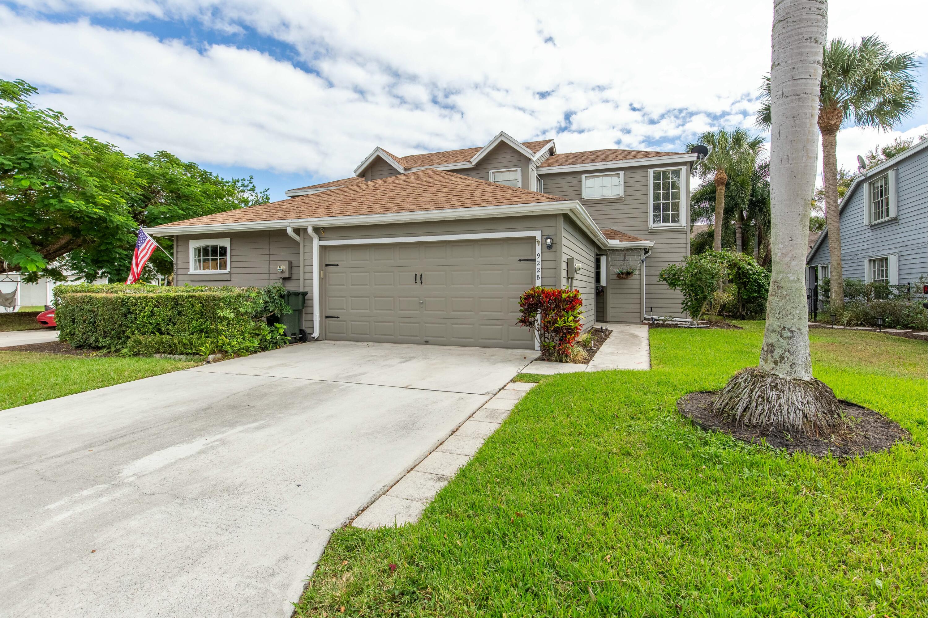 922 Honeytree Lane B, Wellington, Palm Beach County, Florida - 3 Bedrooms  
2.5 Bathrooms - 