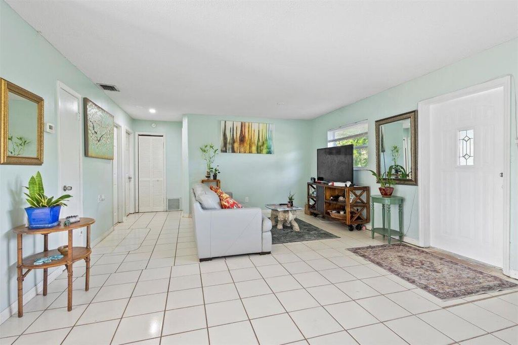 Photo of 1625 SE Dixie Highway, Stuart, FL 34994 (MLS # RX-11102992)