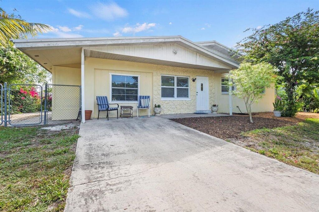 Photo of 1625 SE Dixie Highway, Stuart, FL 34994 (MLS # RX-11102992)