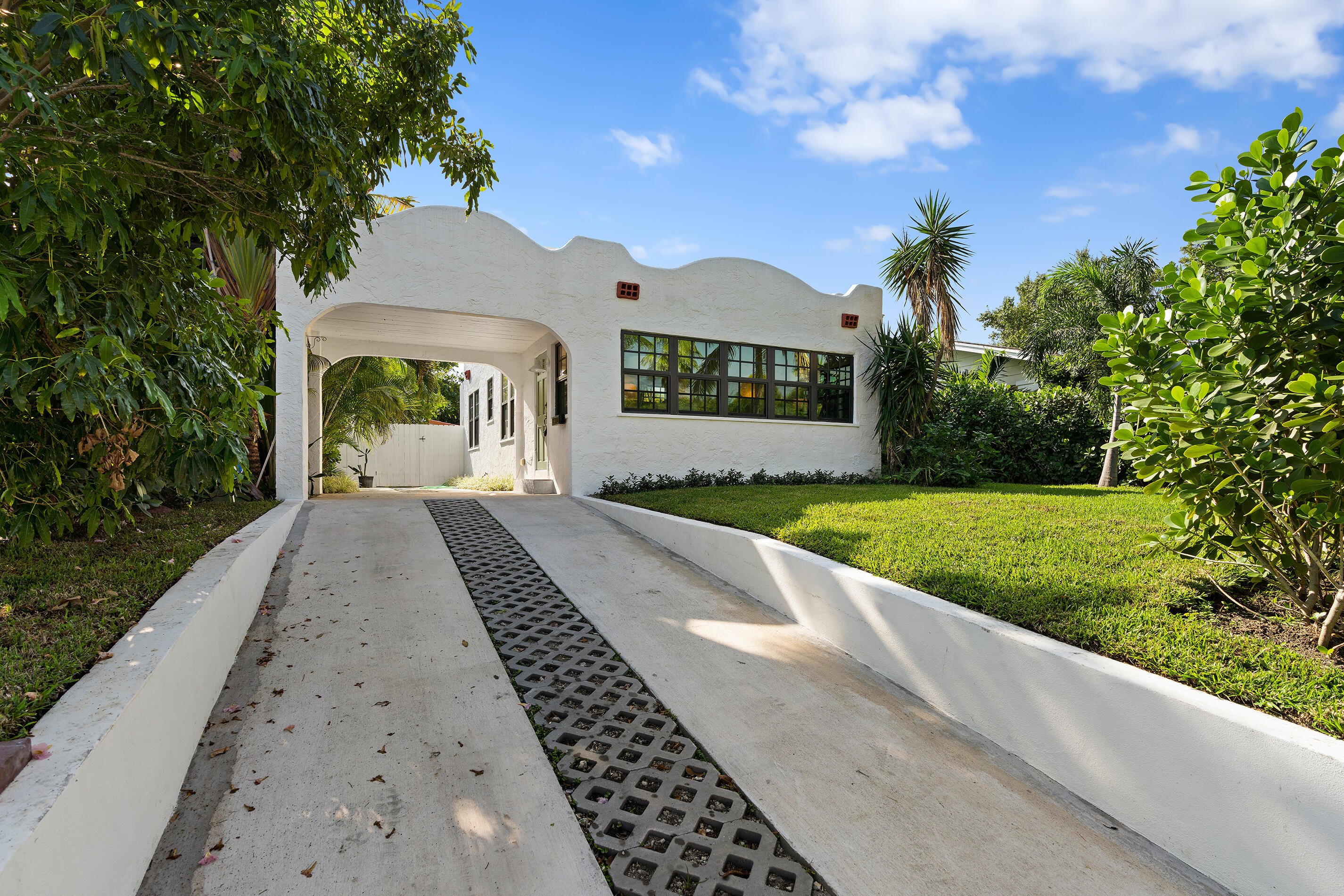 Photo 1 of 812 Biscayne Drive, West Palm Beach, Florida, $1,475,000, Web #: 10848975