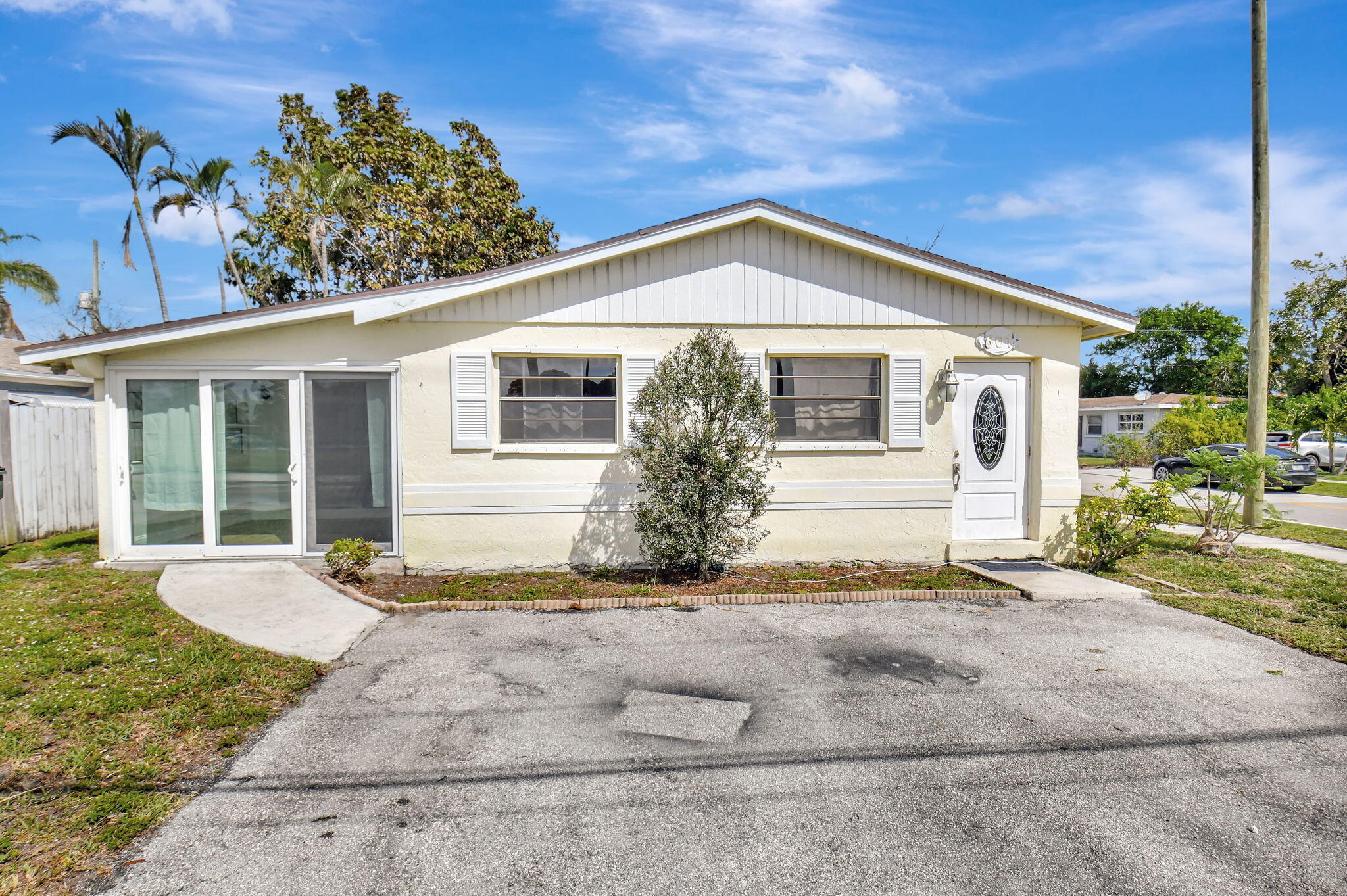 Property for Sale at 601 Sw 10th Street, Delray Beach, Palm Beach County, Florida - Bedrooms: 4 
Bathrooms: 2  - $419,900