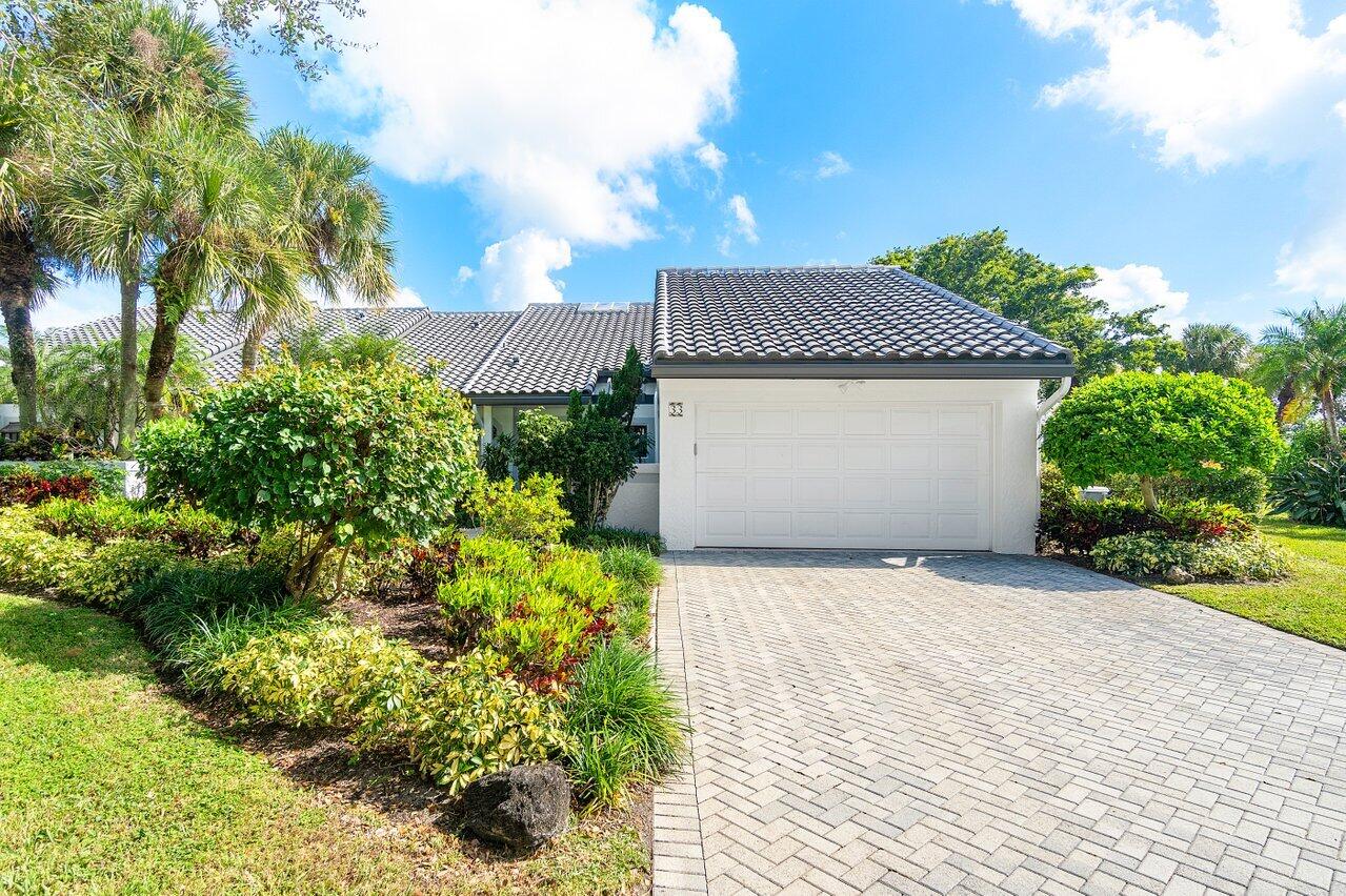 33 Windsor Drive, Boynton Beach, Palm Beach County, Florida - 3 Bedrooms  
2.5 Bathrooms - 