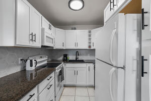 227 Dorchester J, West Palm Beach, Palm Beach County, Florida - 2 Bedrooms  
1.5 Bathrooms - 