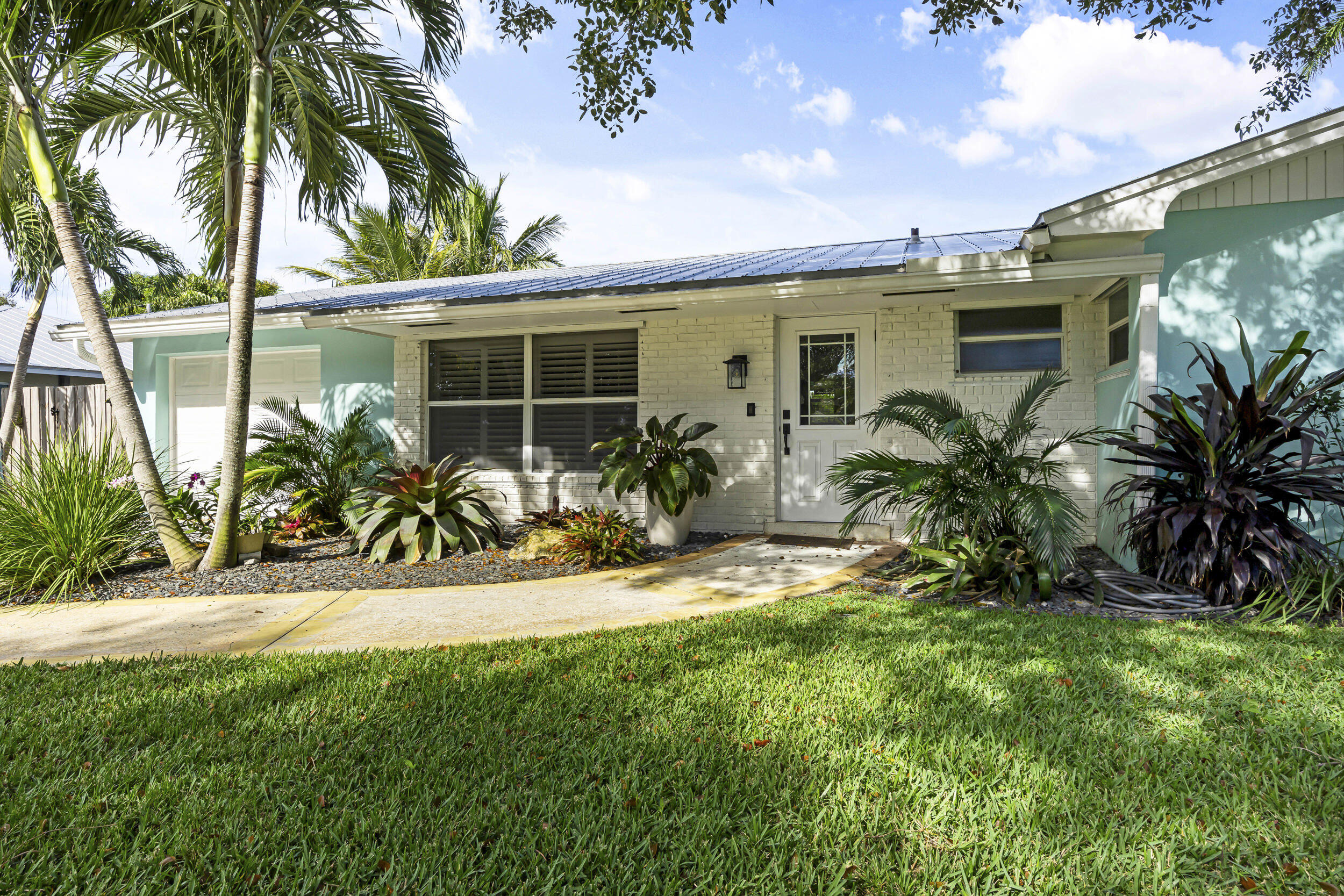 435 Beacon Street, Tequesta, Palm Beach County, Florida - 3 Bedrooms  
2 Bathrooms - 