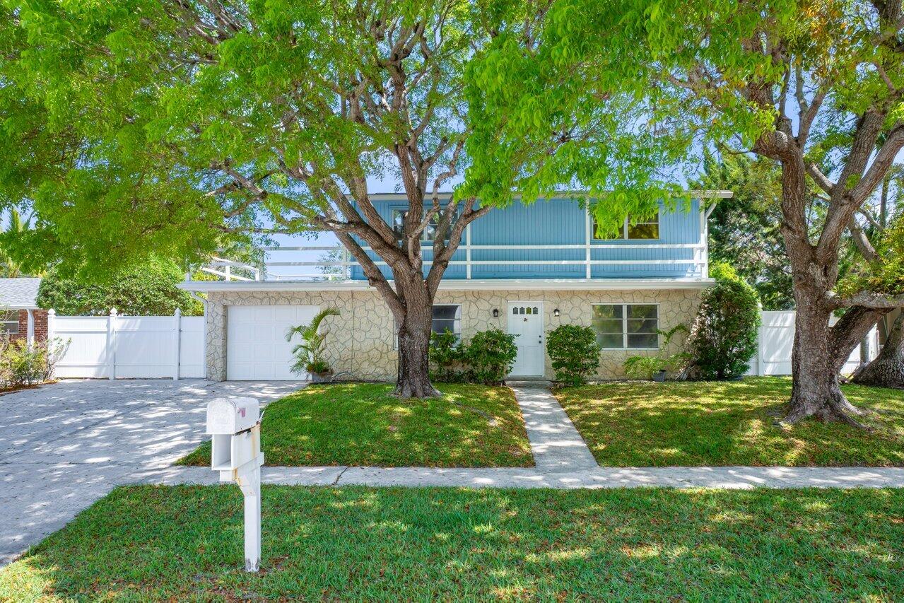 7 Willow Road, Tequesta, Palm Beach County, Florida - 3 Bedrooms  
2.5 Bathrooms - 