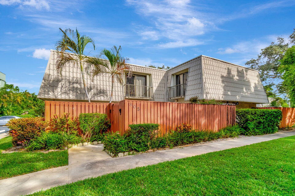 1700 Embassy Drive 805, West Palm Beach, Palm Beach County, Florida - 3 Bedrooms  
2.5 Bathrooms - 