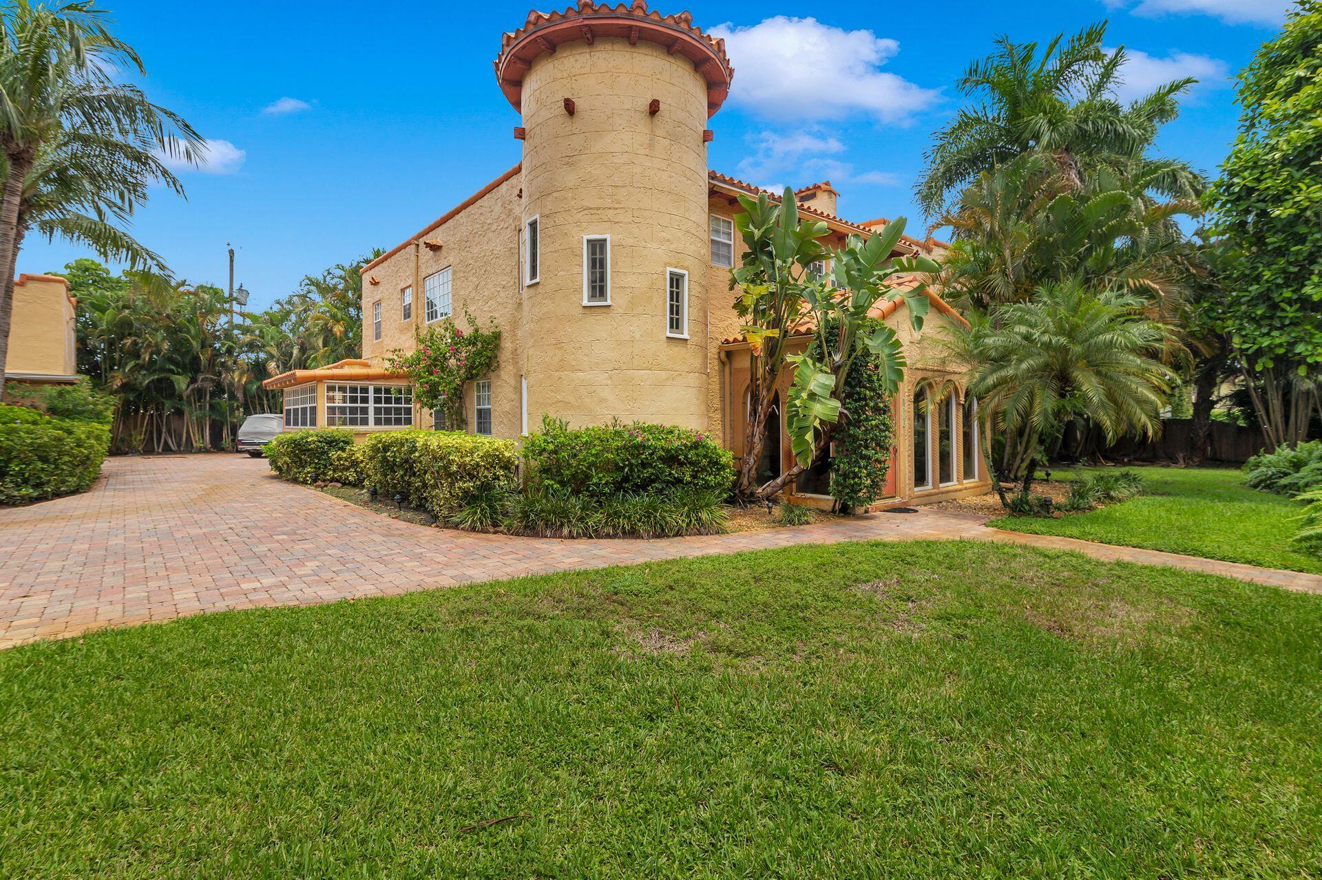 319 E Lakewood Road, West Palm Beach, Palm Beach County, Florida - 6 Bedrooms  
5.5 Bathrooms - 