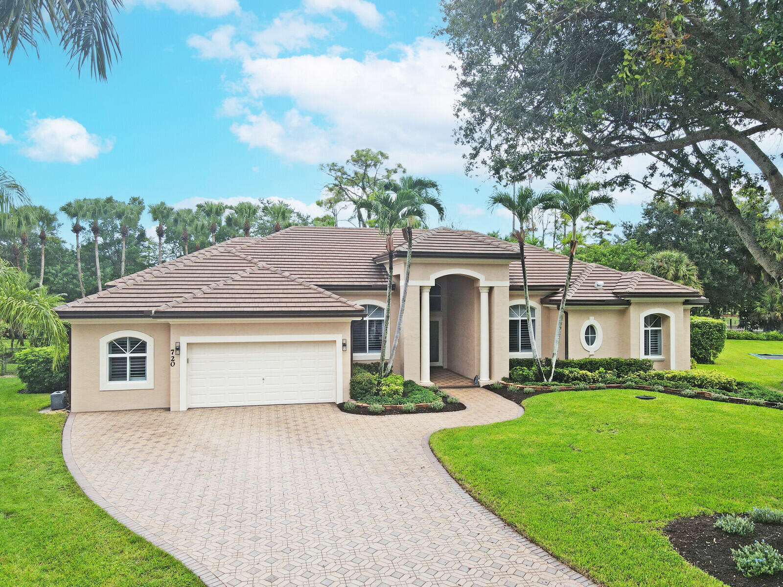 720 Pine Club Lane, Wellington, Palm Beach County, Florida - 5 Bedrooms  
3 Bathrooms - 