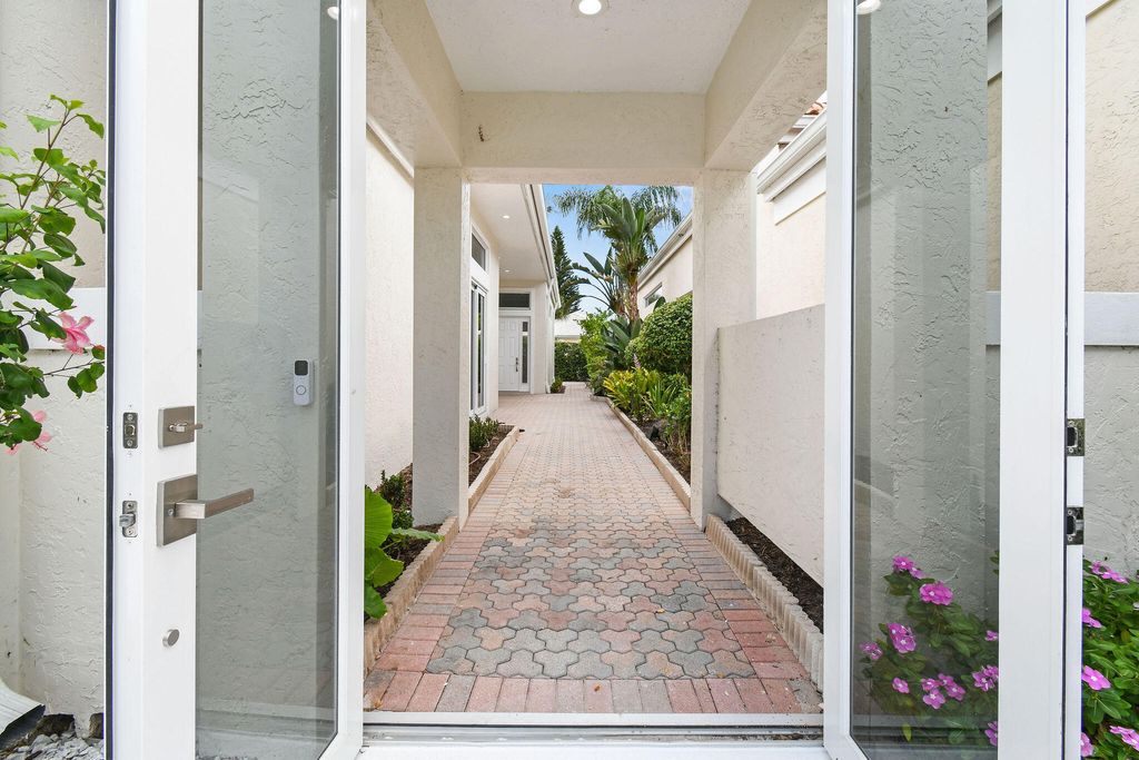 Photo of 118 Coral Cay Drive, Palm Beach Gardens, FL 33418 (MLS # RX-11114307)