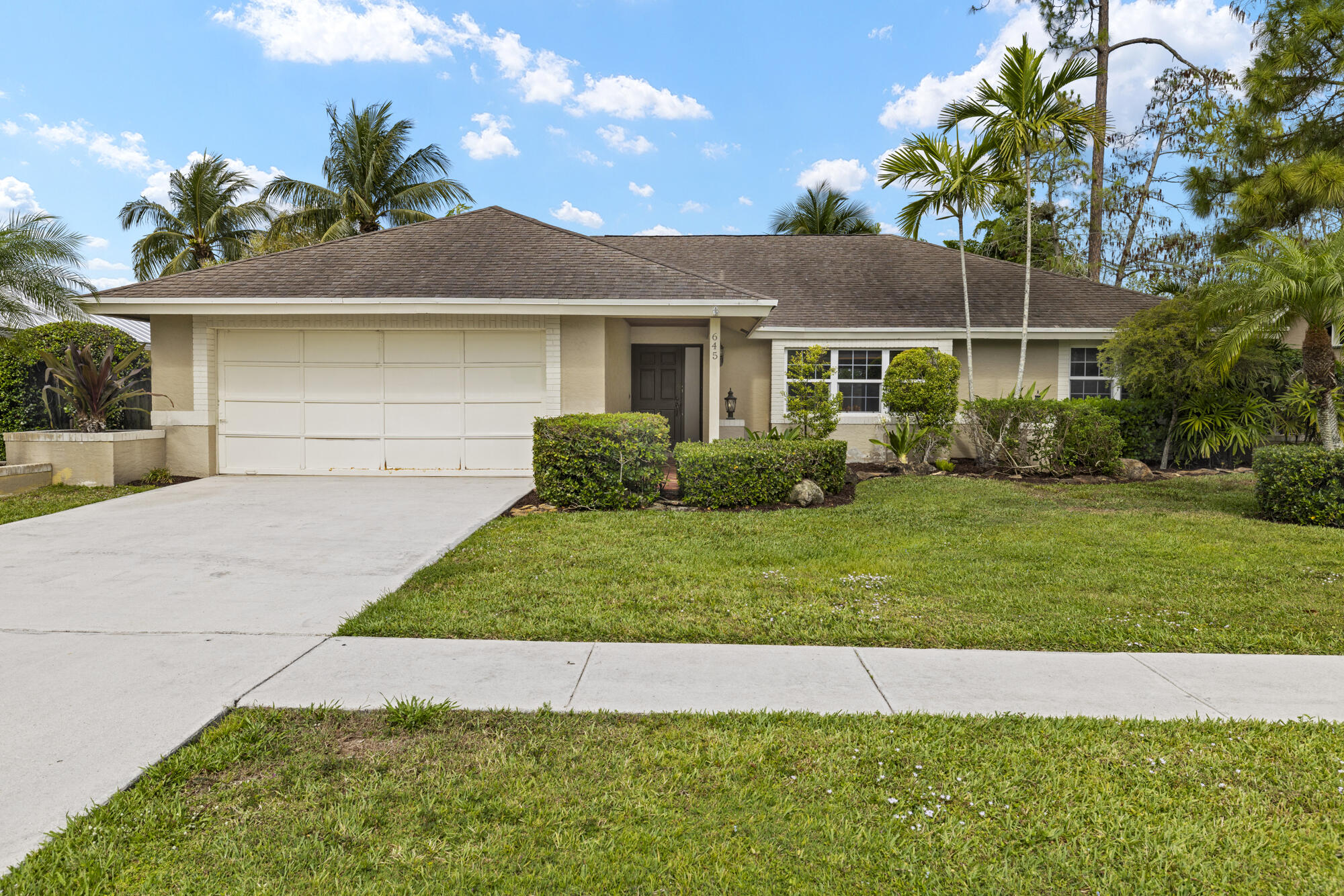 645 Carnation Court, Wellington, Palm Beach County, Florida - 4 Bedrooms  
2 Bathrooms - 