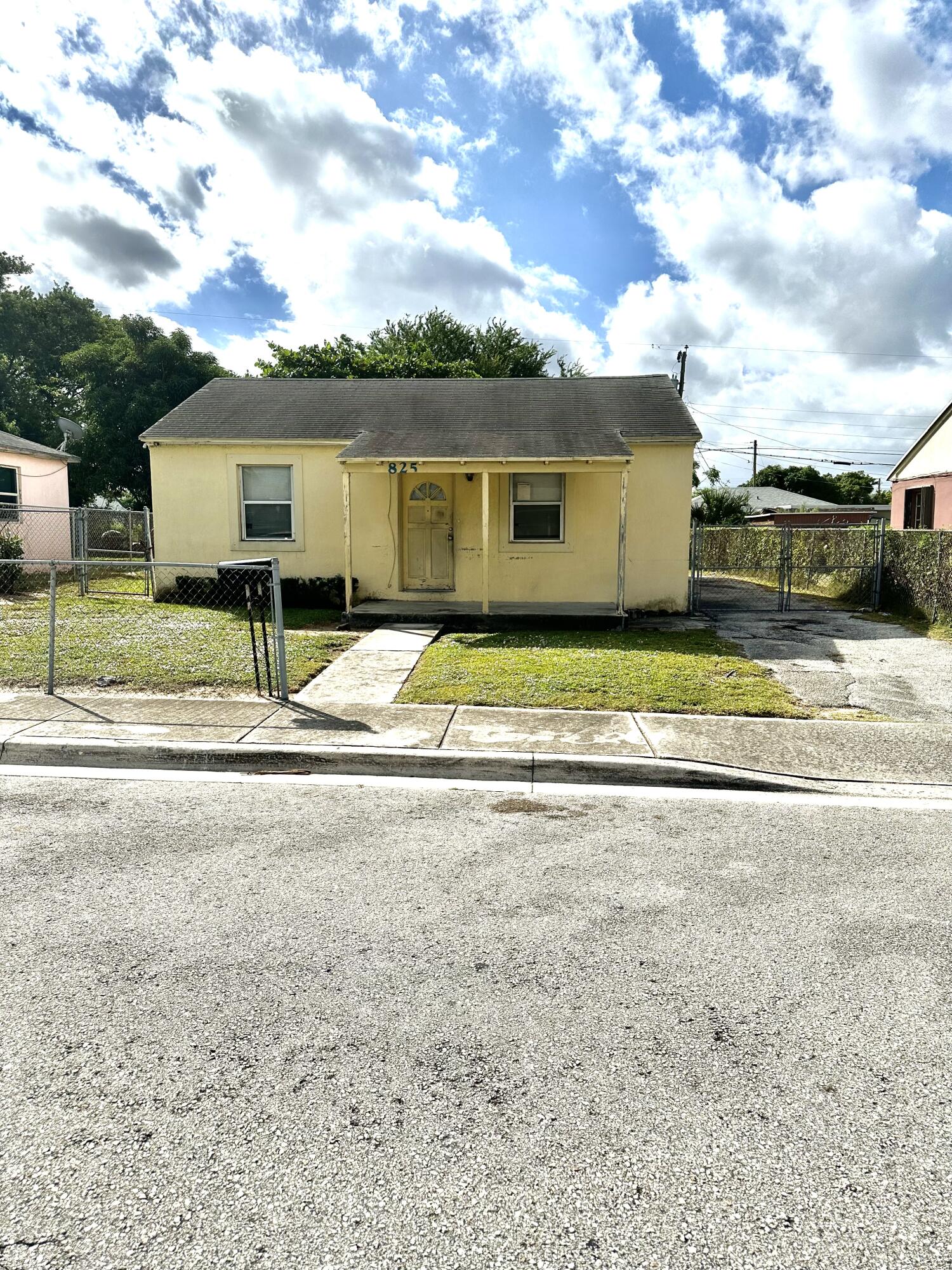 Property for Sale at 825 W 5th Street, Riviera Beach, Palm Beach County, Florida - Bedrooms: 3 
Bathrooms: 1  - $225,000