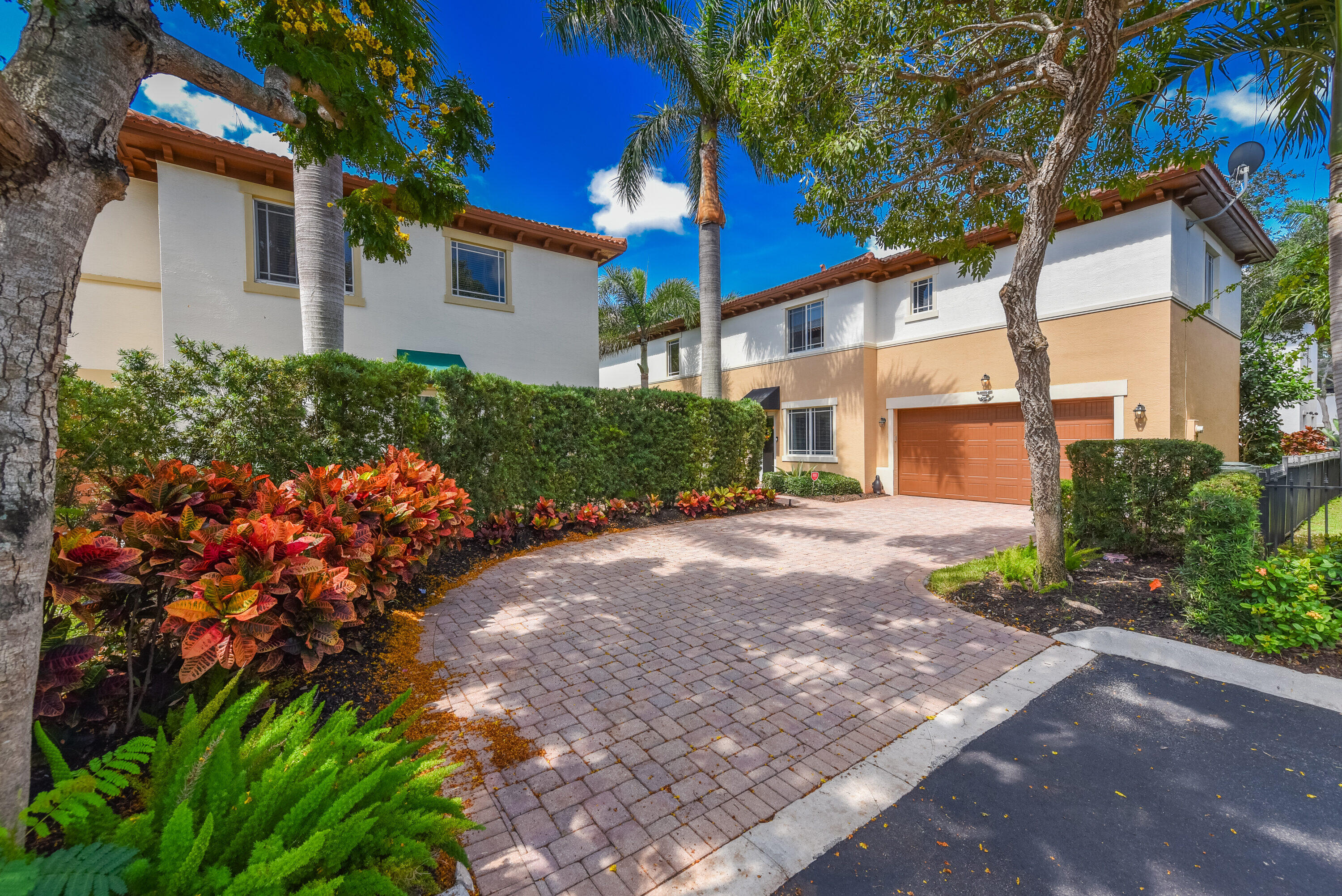 563 Nw Library Commons Way, Boca Raton, Palm Beach County, Florida - 4 Bedrooms  
3.5 Bathrooms - 