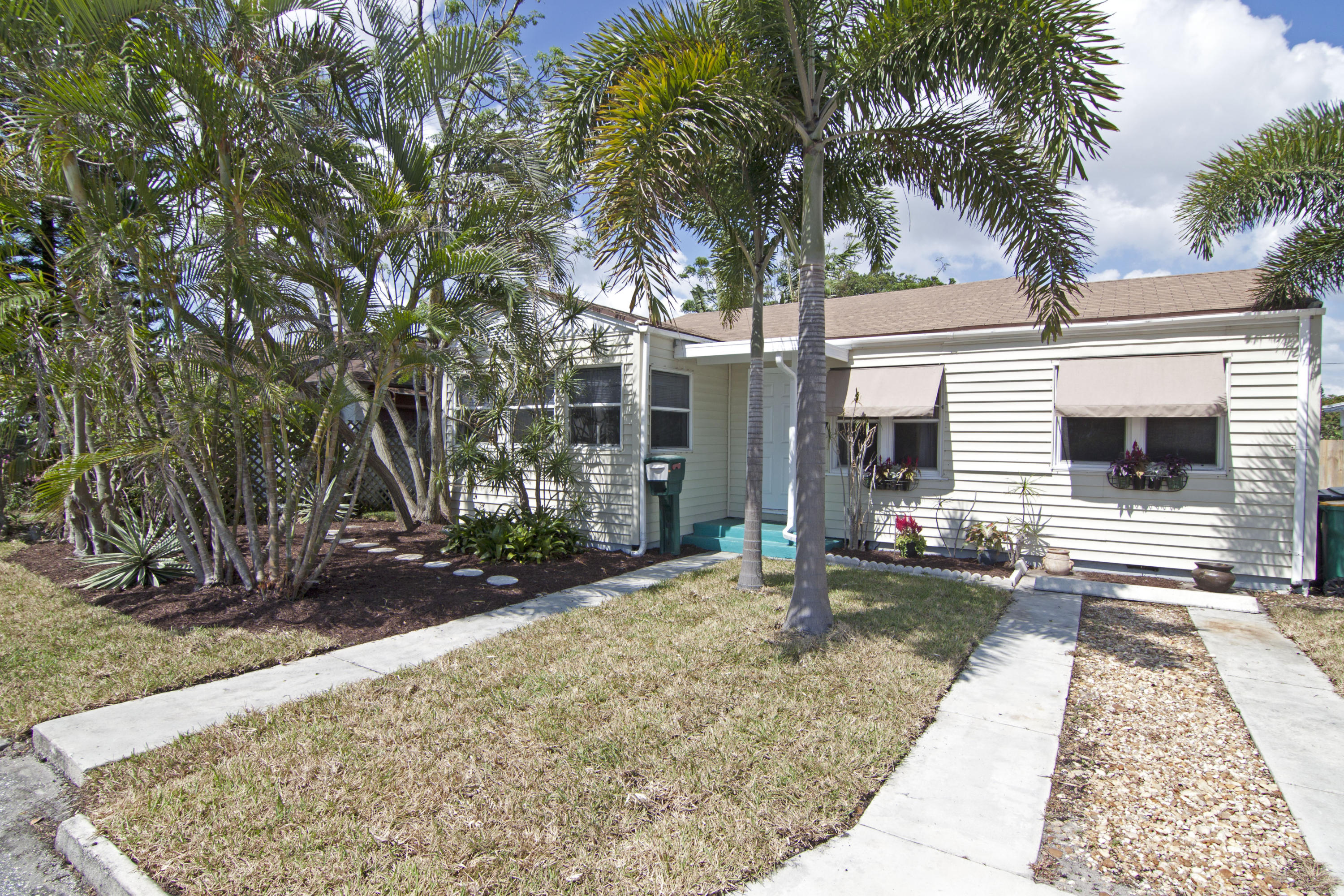 Photo 1 of 627 N J Street, Lake Worth, Florida, $189,000, Web #: 10230871