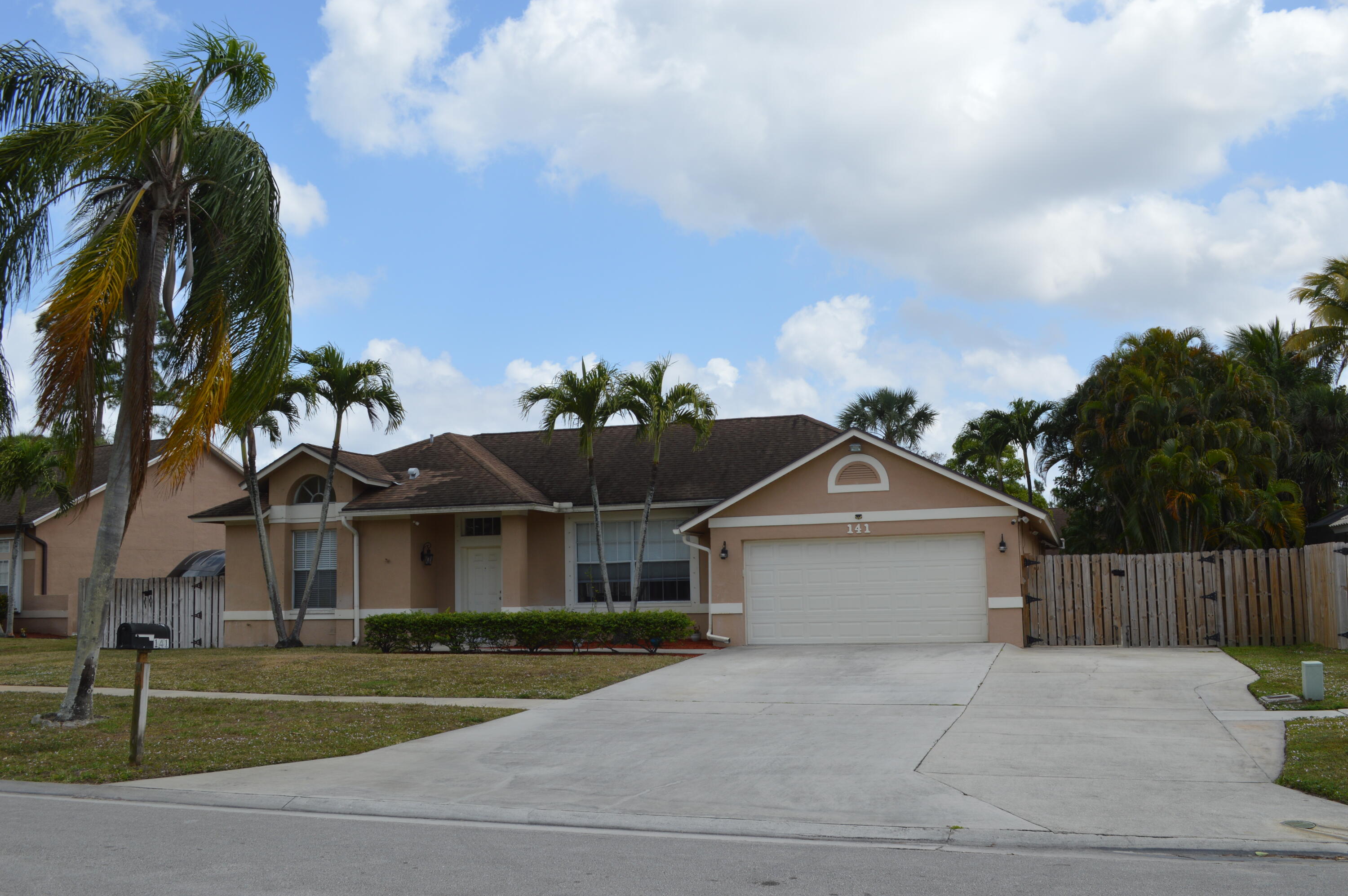 141 Kings Way, Royal Palm Beach, Palm Beach County, Florida - 4 Bedrooms  
2 Bathrooms - 