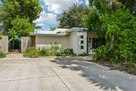 Photo of 221 NE 17th Street, Delray Beach, FL 33444 (MLS # RX-11128791)