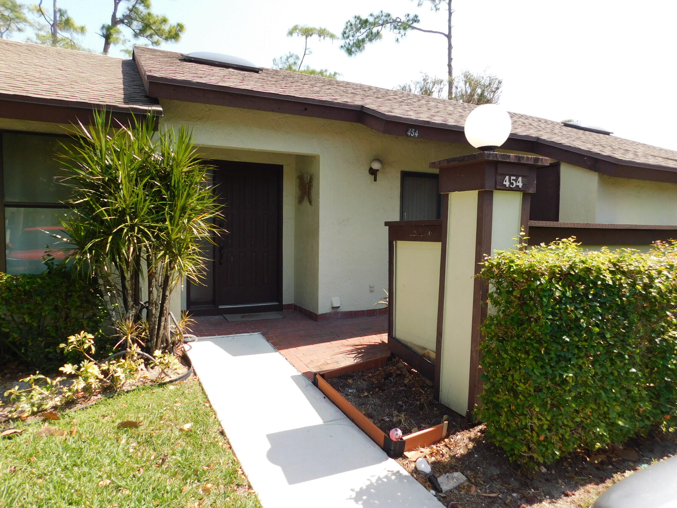 Property for Sale at 454 Knollwood Court, Royal Palm Beach, Palm Beach County, Florida - Bedrooms: 3 
Bathrooms: 2  - $279,900