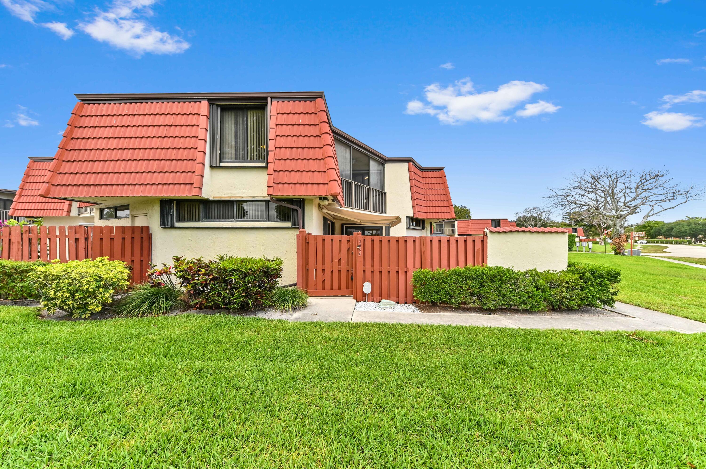 Property for Sale at 3864 Victoria Drive, West Palm Beach, Palm Beach County, Florida - Bedrooms: 2 
Bathrooms: 2.5  - $299,900