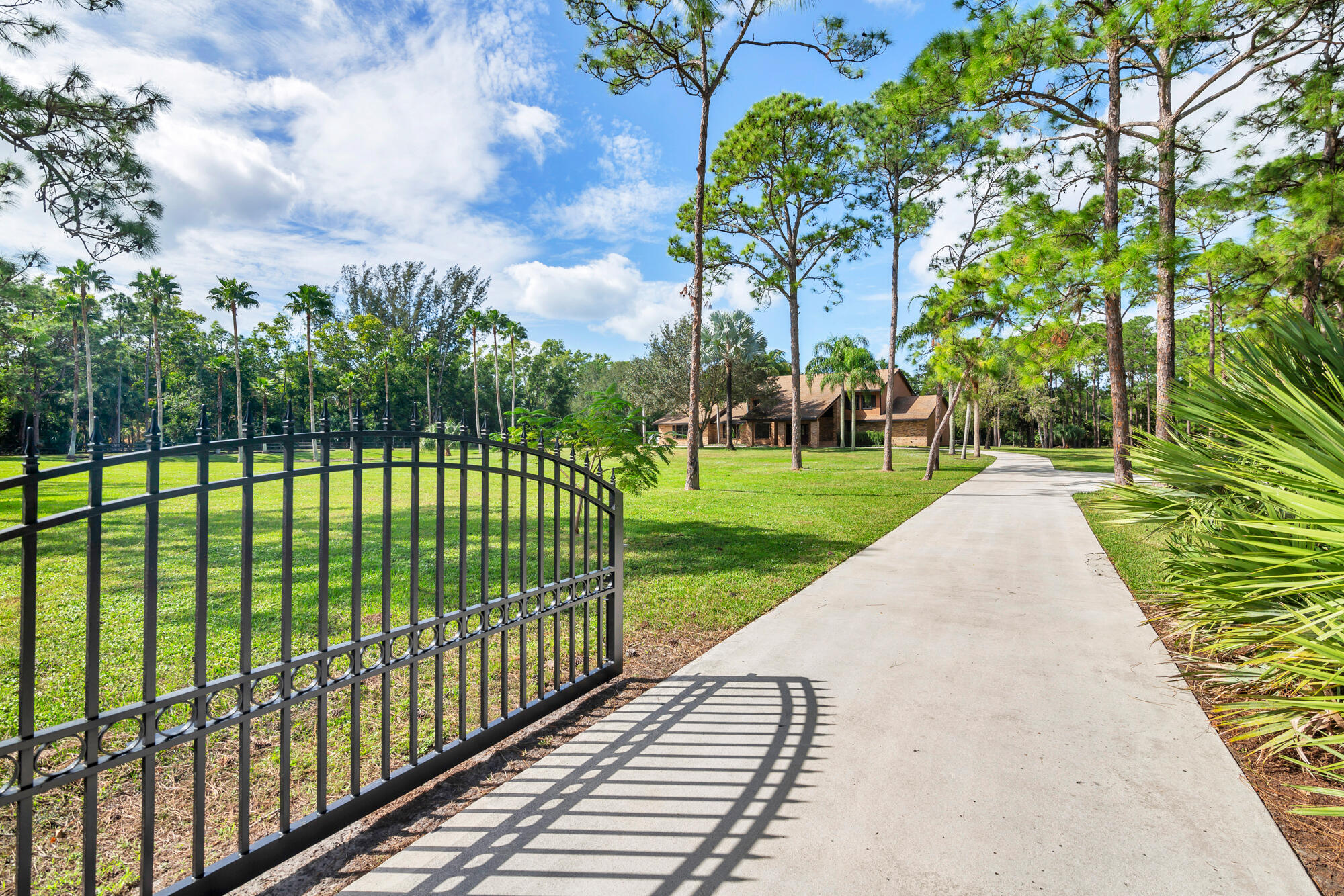 13677 Caloosa Boulevard, Palm Beach Gardens, Palm Beach County, Florida - 5 Bedrooms  
4 Bathrooms - 