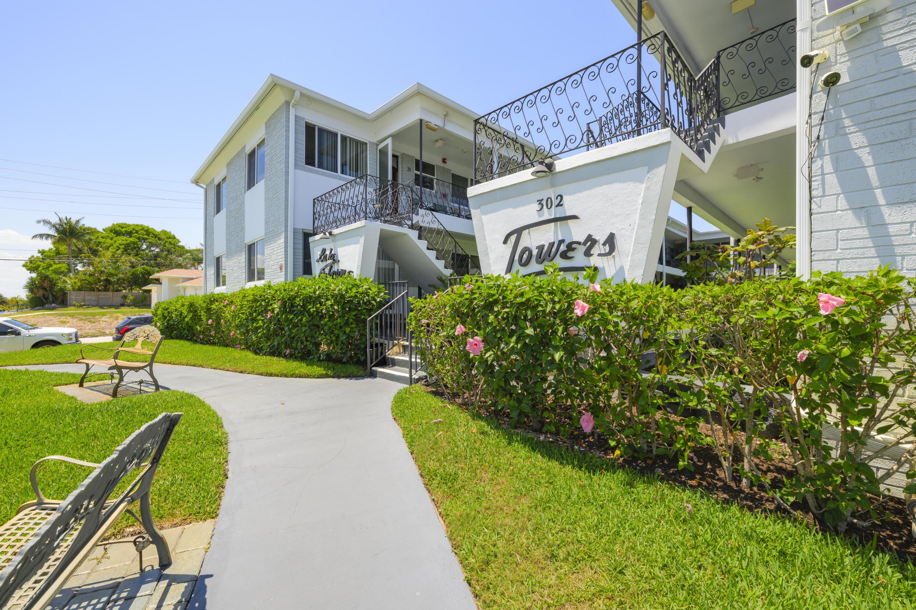 Property for Sale at 302 Lake Osborne Drive 15, Lake Worth, Palm Beach County, Florida - Bedrooms: 1 
Bathrooms: 1  - $95,000