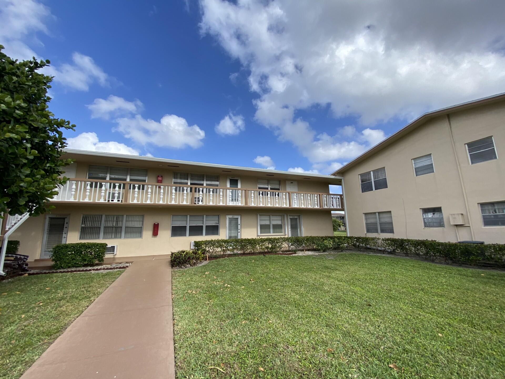 Property for Sale at 224 Chatham K, West Palm Beach, Palm Beach County, Florida - Bedrooms: 2 
Bathrooms: 1.5  - $149,900