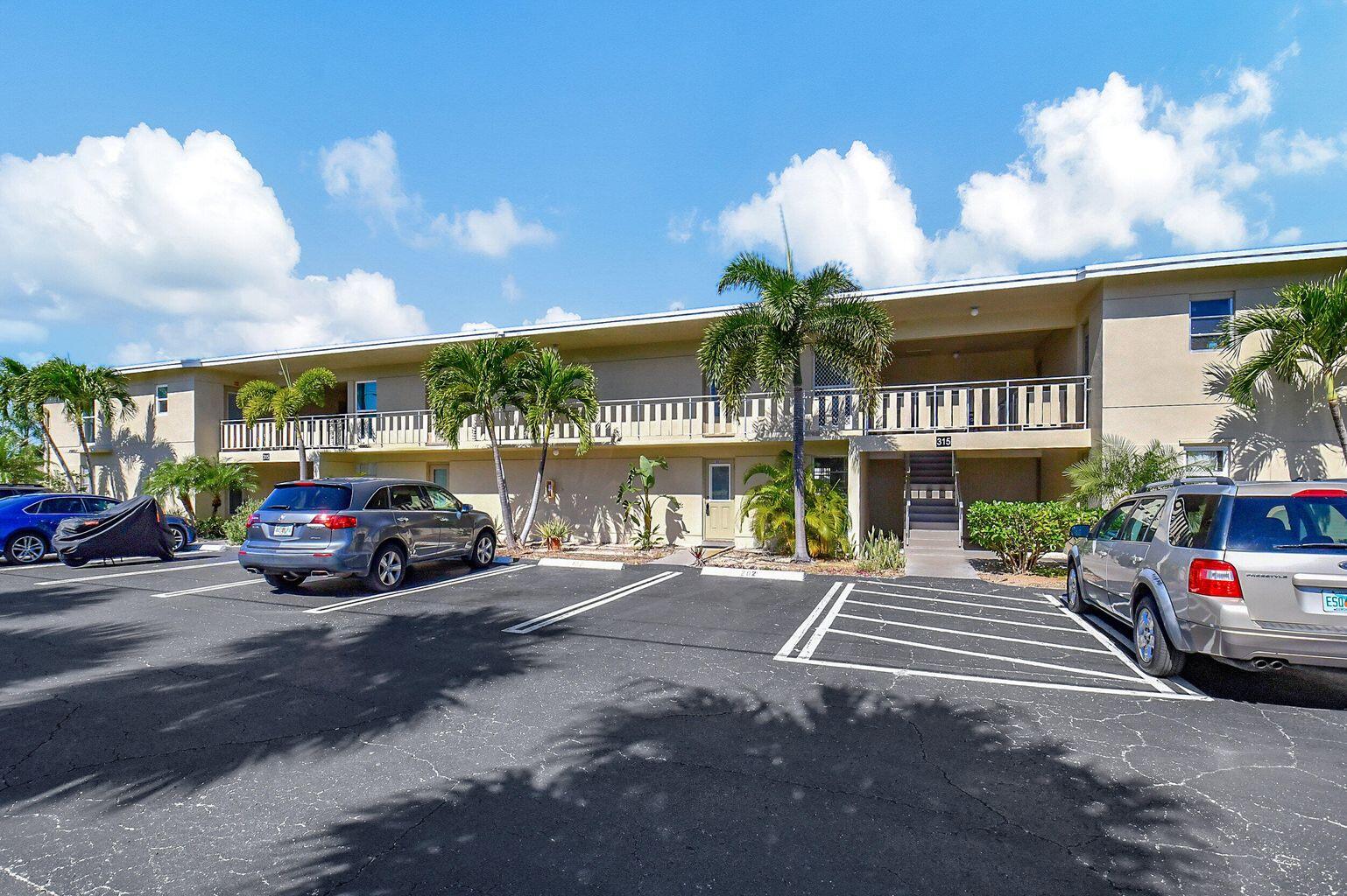 Photo 1 of 315 S Circle Drive 102, Boynton Beach, Florida, $129,900, Web #: 11047468