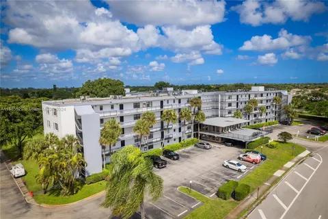 Property for Sale at 9235 Sw 8th Street 402, Boca Raton, Palm Beach County, Florida - Bedrooms: 2 
Bathrooms: 2  - $235,900