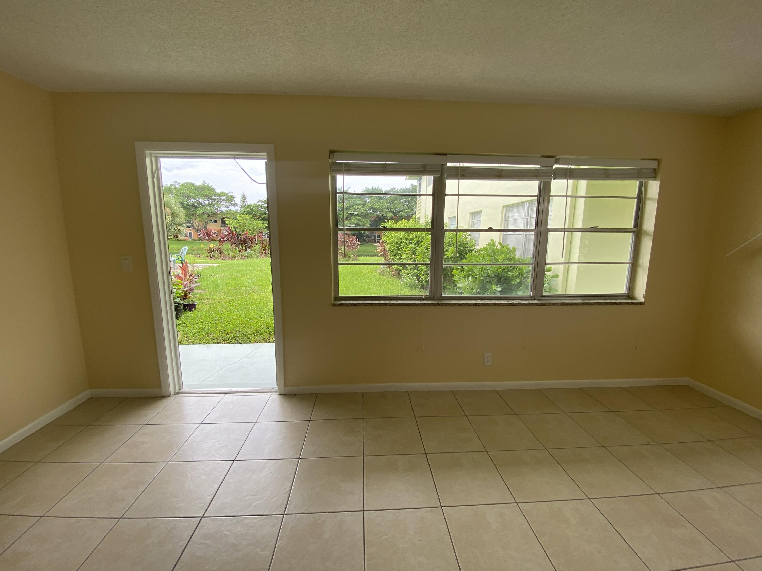 32 Sheffield B, West Palm Beach, Palm Beach County, Florida - 1 Bedrooms  
1.5 Bathrooms - 