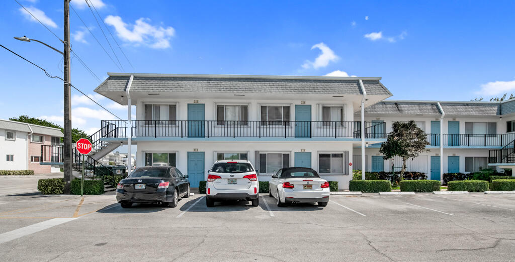 Property for Sale at 2880 Lake Osborne Dr 211, Lake Worth Beach, Palm Beach County, Florida - Bedrooms: 2 
Bathrooms: 1  - $159,000