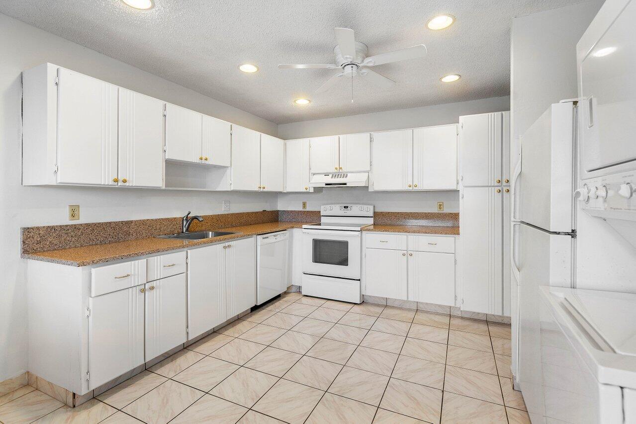 Property for Sale at 1341 Nw 20th Avenue 204, Delray Beach, Palm Beach County, Florida - Bedrooms: 2 
Bathrooms: 2  - $175,000