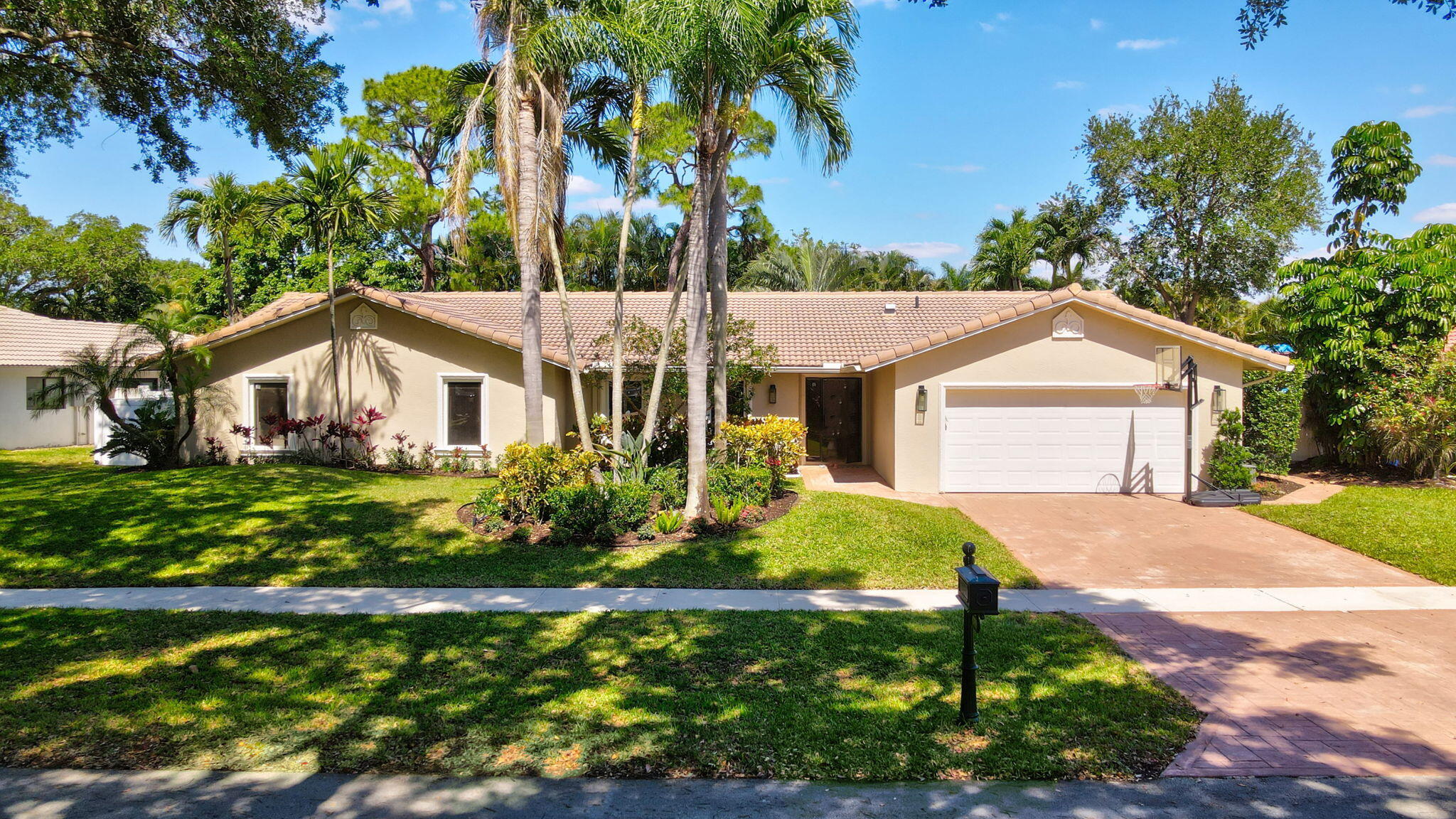 6769 Entrada Place, Boca Raton, Palm Beach County, Florida - 4 Bedrooms  
2.5 Bathrooms - 