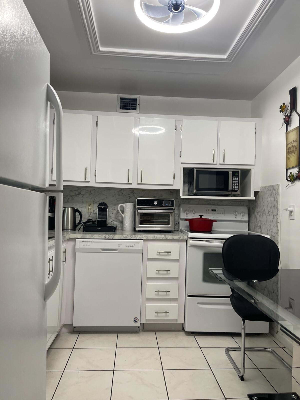 705 Lori Drive 305, Palm Springs, Miami-Dade County, Florida - 1 Bedrooms  
1.5 Bathrooms - 