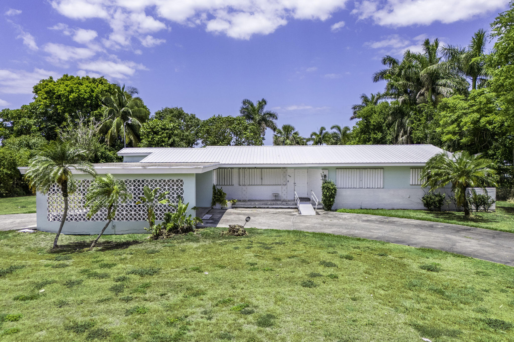 1531 Bacom Point Road, Pahokee, Palm Beach County, Florida - 3 Bedrooms  
2.5 Bathrooms - 