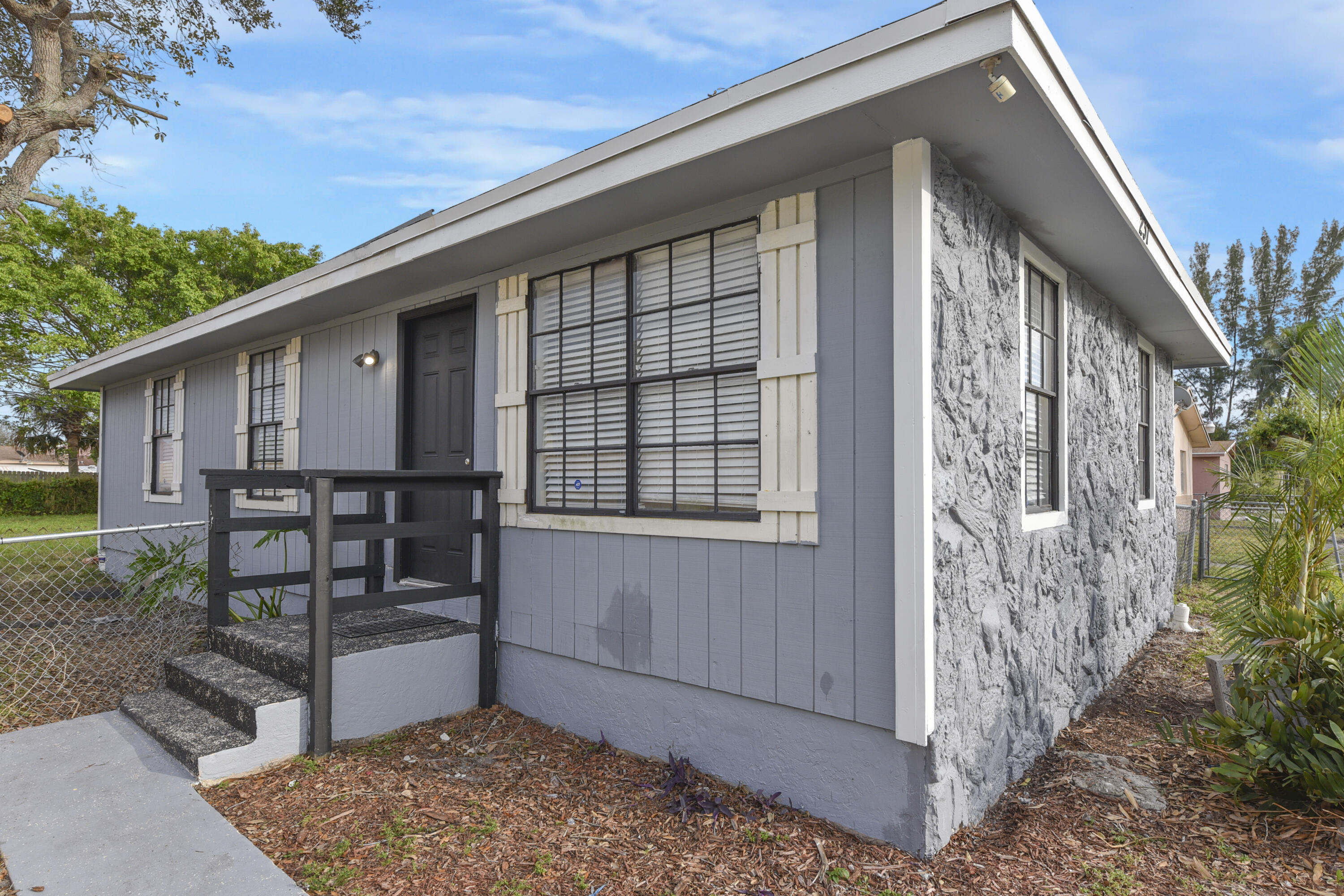 237 Sw 11 Avenue, Delray Beach, Palm Beach County, Florida - 3 Bedrooms  
1 Bathrooms - 