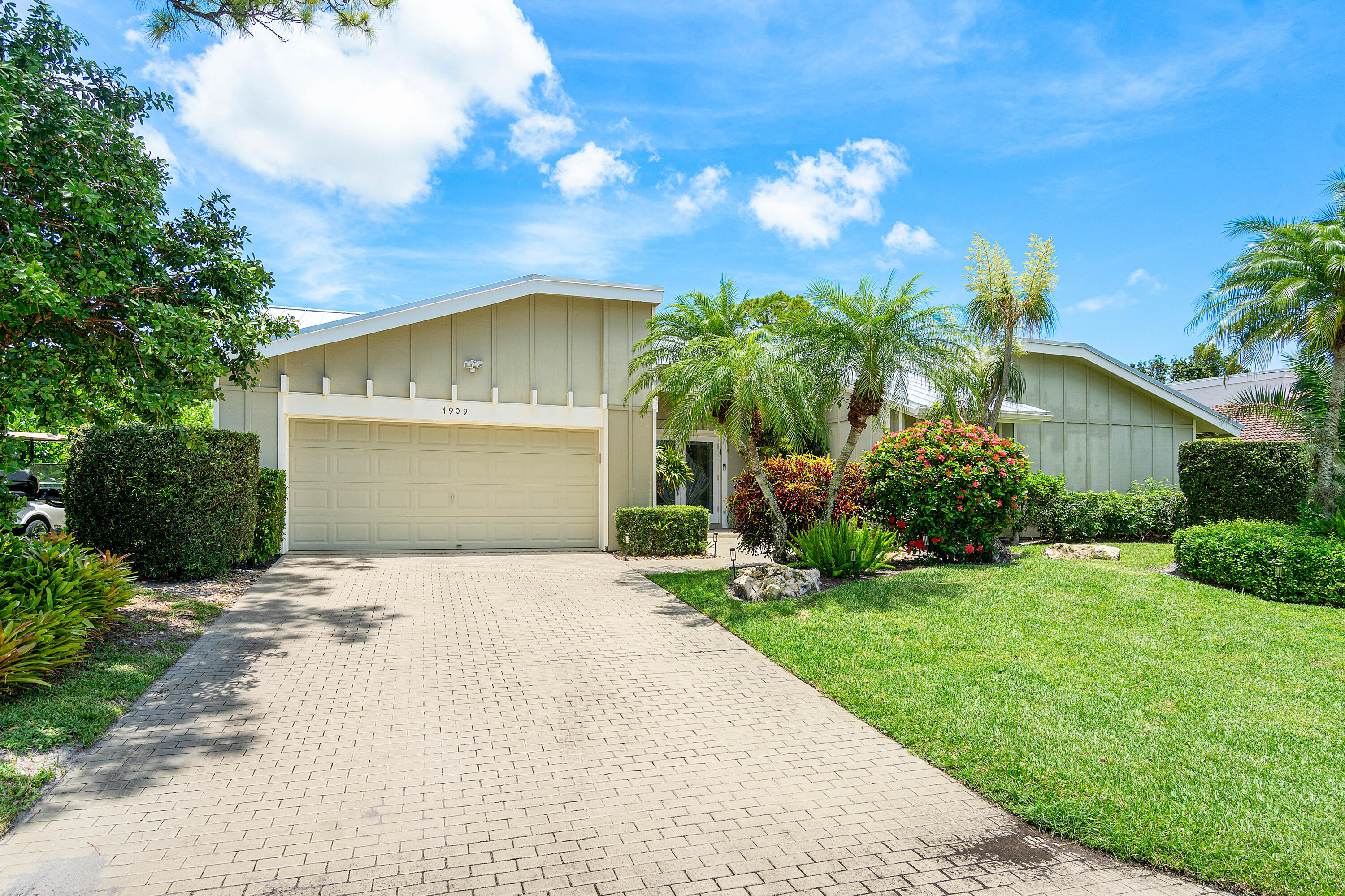 4909 Pineview Circle, Delray Beach, Palm Beach County, Florida - 2 Bedrooms  
2.5 Bathrooms - 