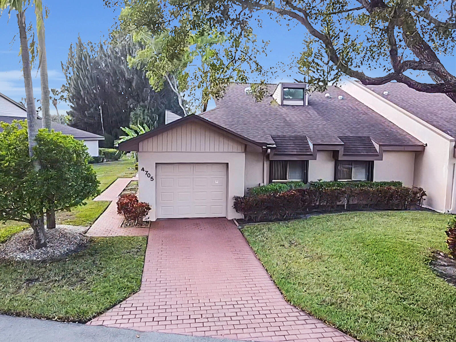 4705 Fountains Drive 13, Lake Worth, Palm Beach County, Florida - 3 Bedrooms  
2.5 Bathrooms - 