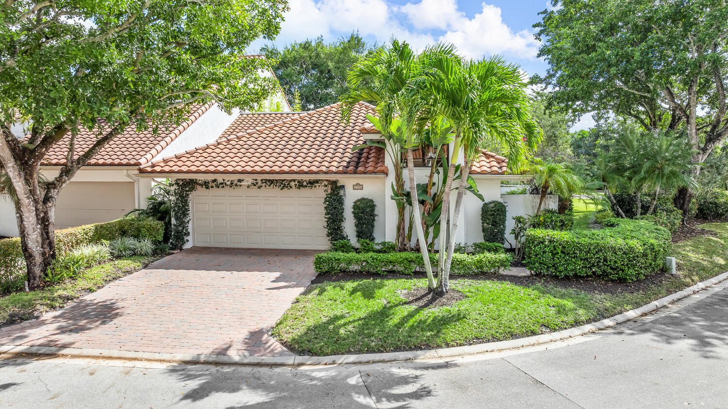Property for Sale at 2450 Windsor Way Court, Wellington, Palm Beach County, Florida - Bedrooms: 3 
Bathrooms: 3  - $1,135,250