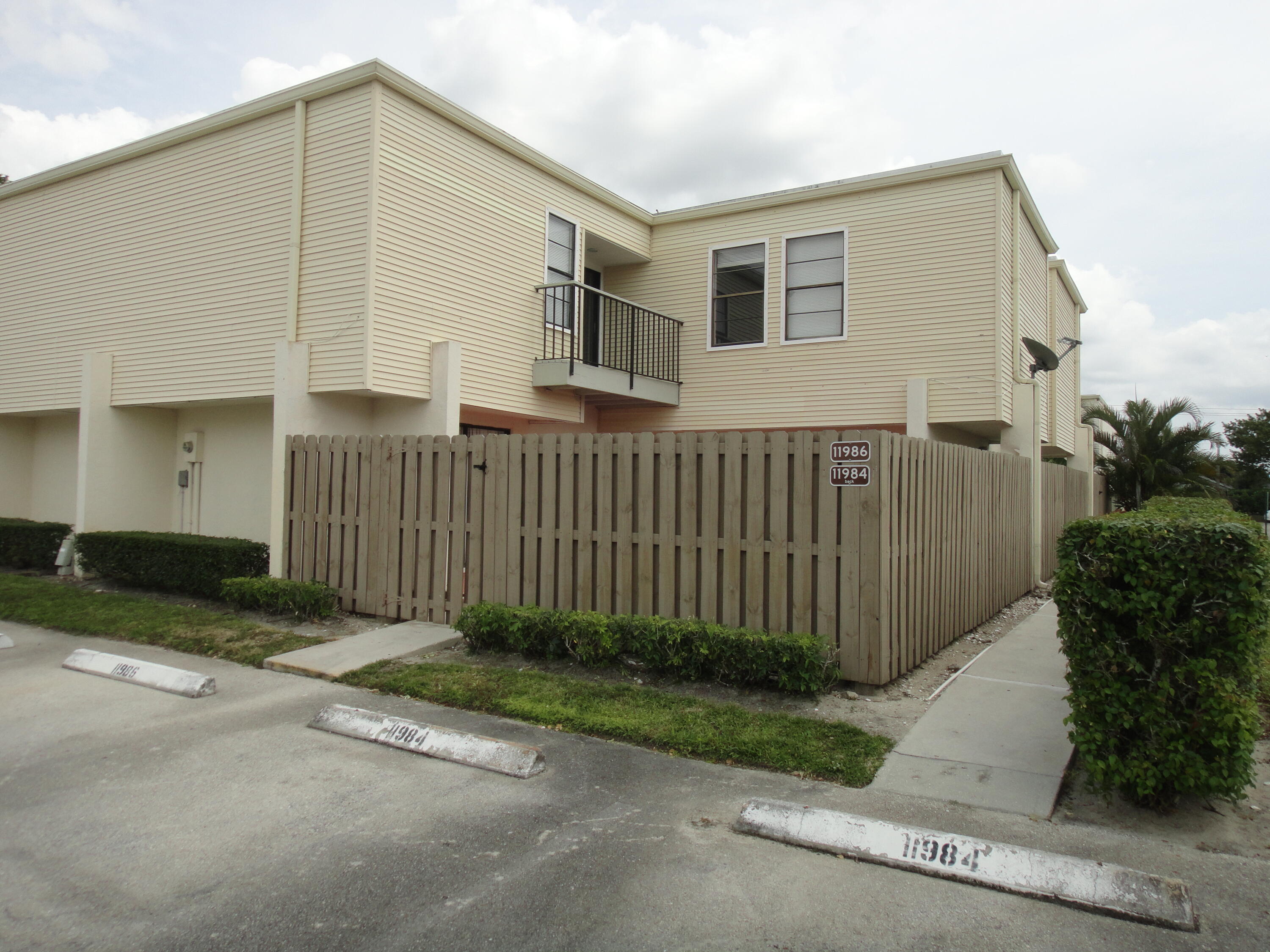 11986 Shakerwood Lane, Wellington, Palm Beach County, Florida - 3 Bedrooms  
2.5 Bathrooms - 